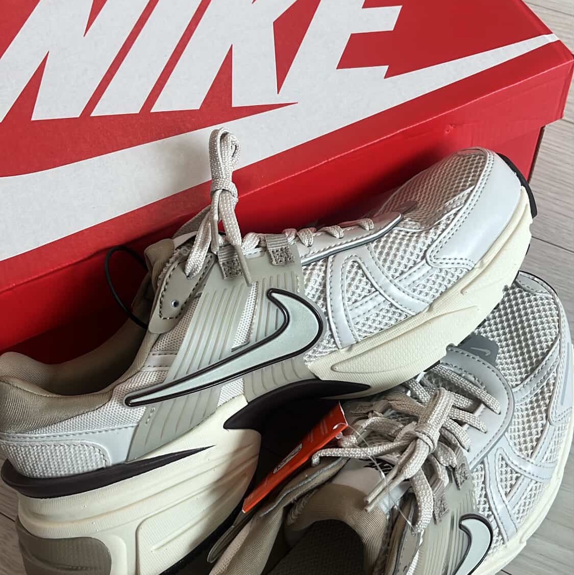 Nike V2K Run Light Orewood Brown Khaki 착용 스타일