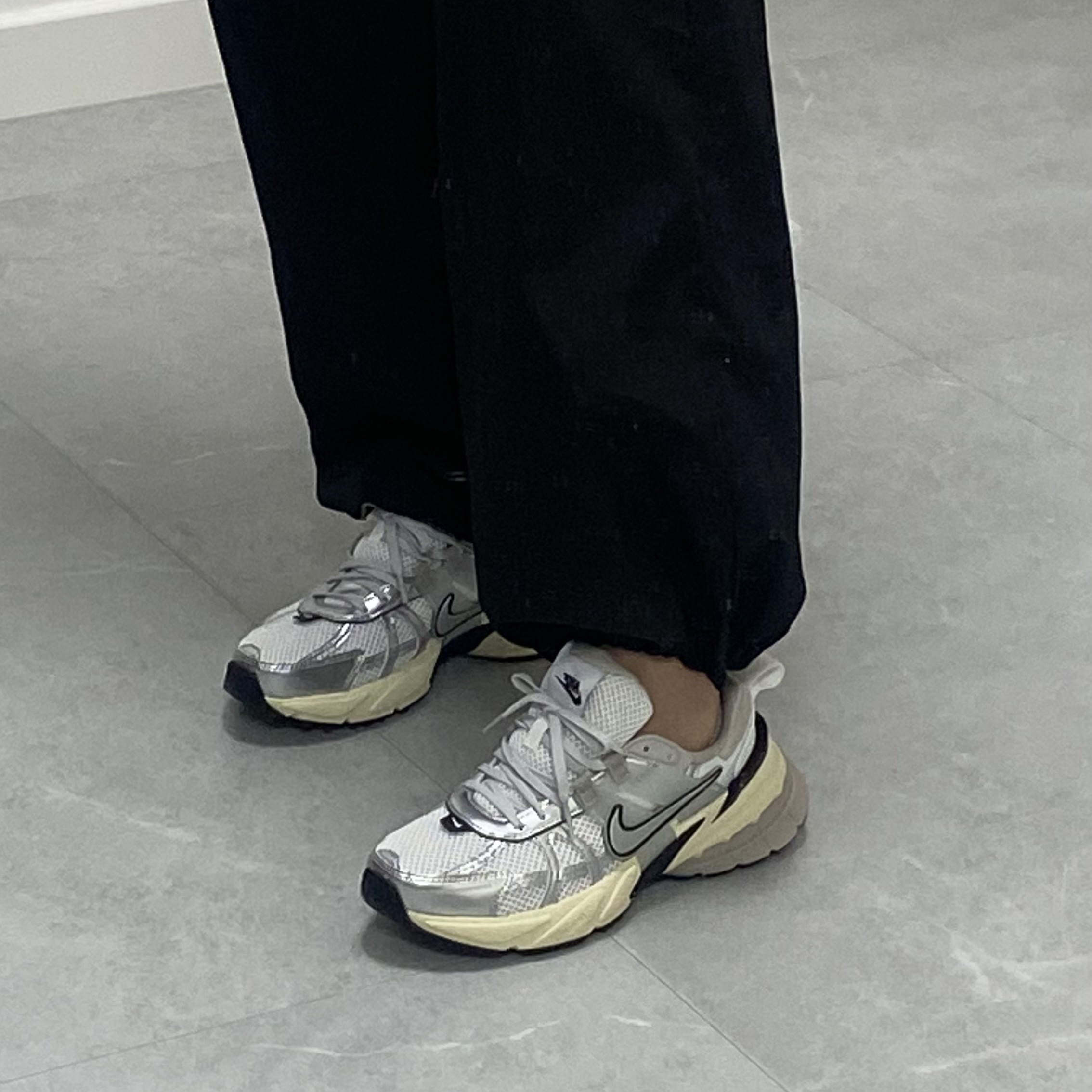 Nike V2K Run Summit White Metallic Silver 착용 스타일 - 1