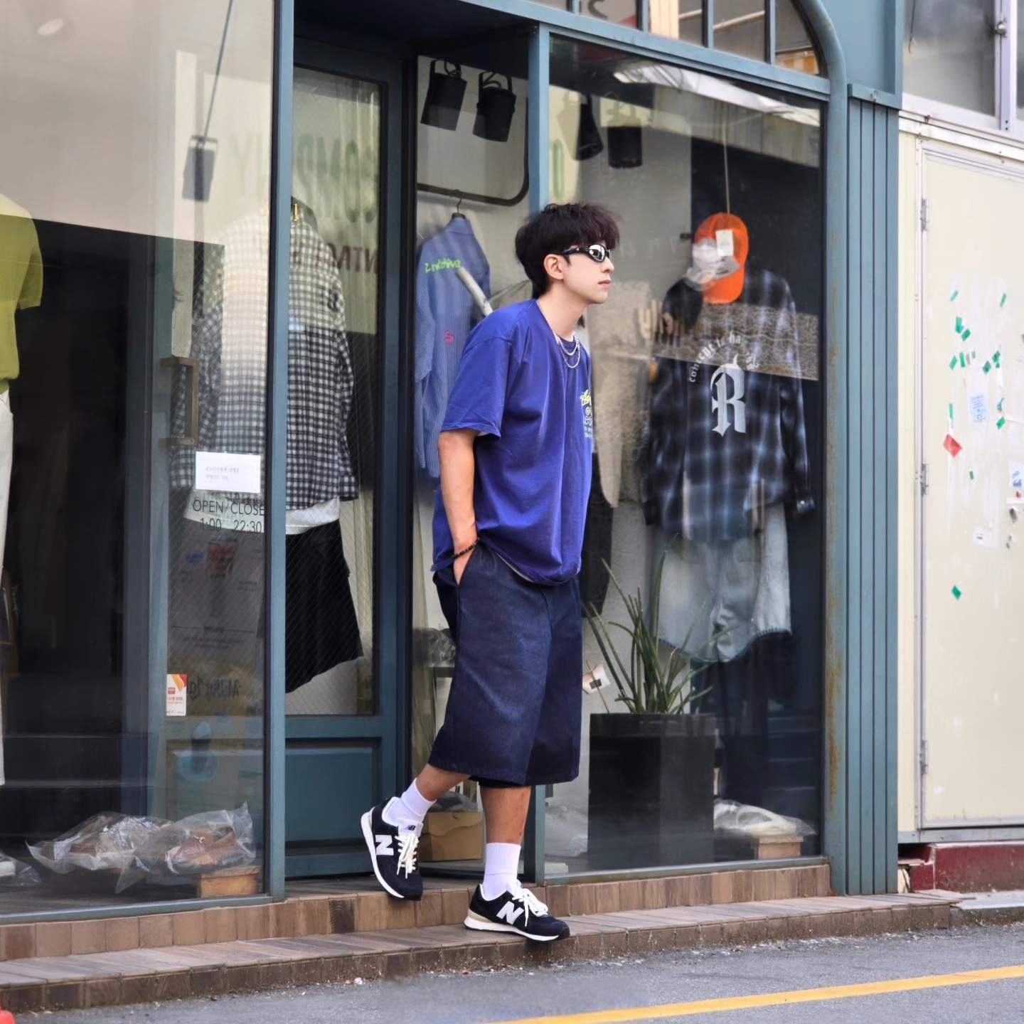 Stussy x Our Legacy Surfman Pigment Dyed T-Shirt Blueberry, Dickies Loose Fit 13 Inch Flat Front Work Shorts Dark Navy 착용 스타일 - 4