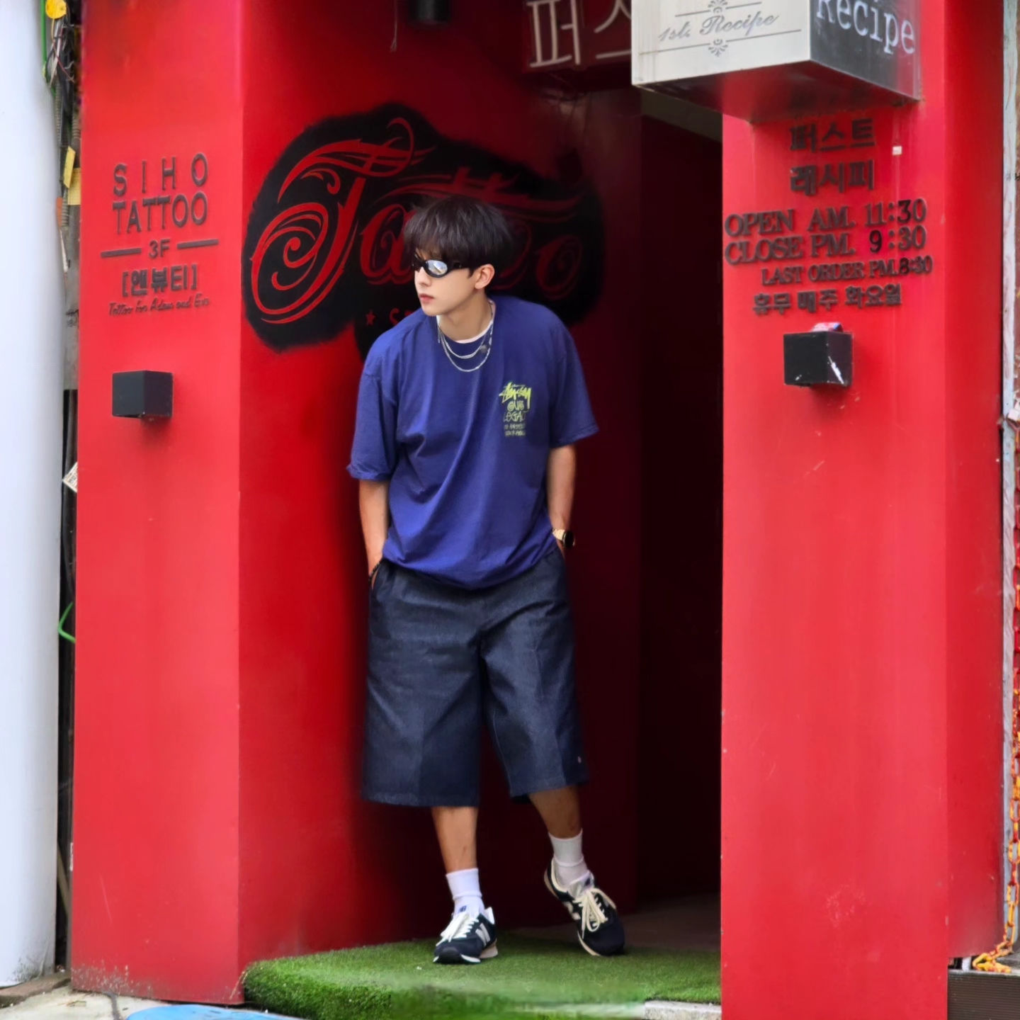Stussy x Our Legacy Surfman Pigment Dyed T-Shirt Blueberry, Dickies Loose Fit 13 Inch Flat Front Work Shorts Dark Navy 착용 스타일 - 2