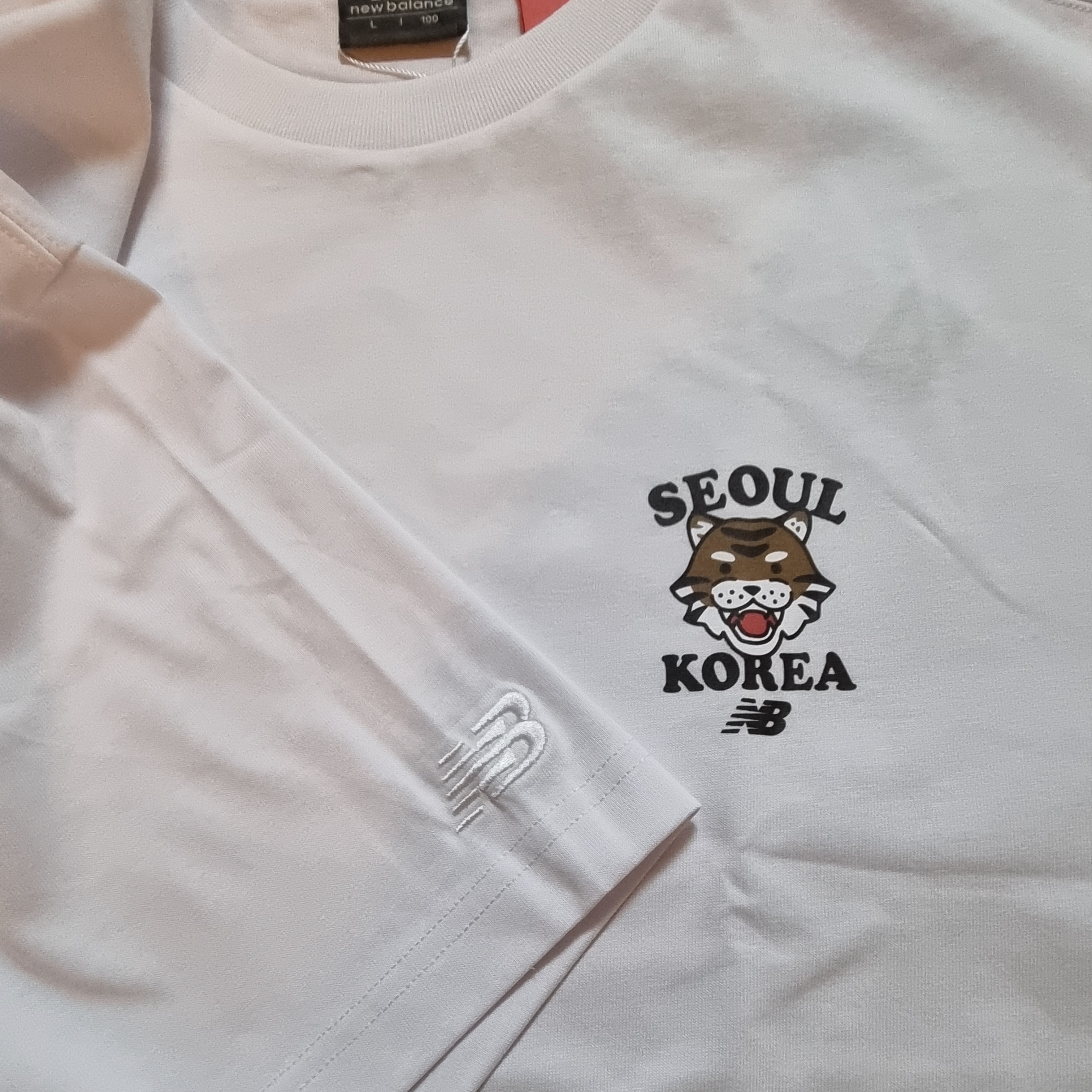 New Balance Seoul Tiger Semi Over Fit T-Shirt White 착용 스타일 - 3