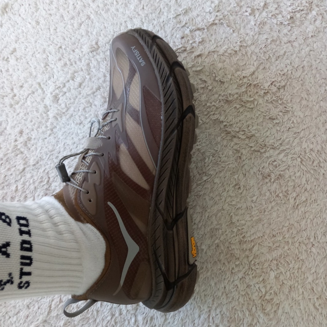 Hoka x Satisfy Mafate Speed 4 Lite Rubber, IAB Studio Socks White (5 Pack) 착용 스타일 - 6