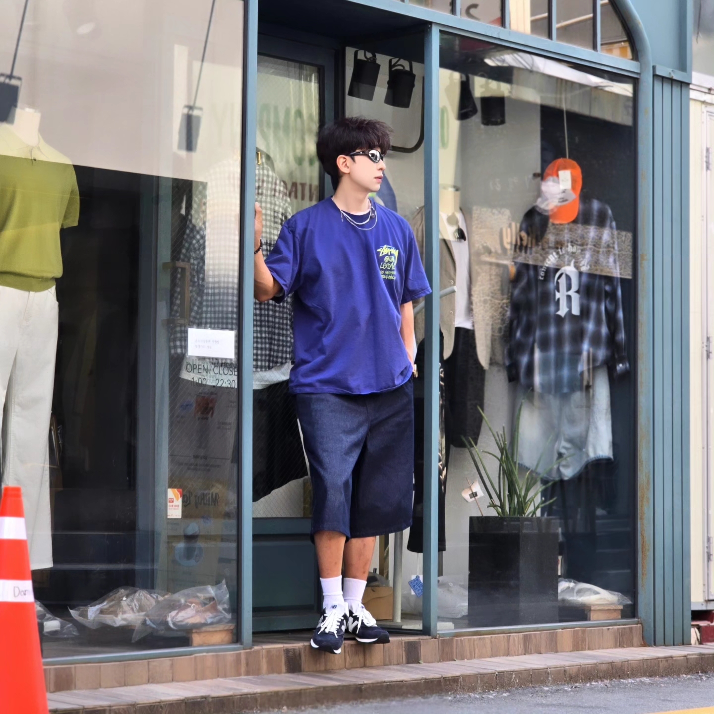 Stussy x Our Legacy Surfman Pigment Dyed T-Shirt Blueberry, Dickies Loose Fit 13 Inch Flat Front Work Shorts Dark Navy 착용 스타일 - 3