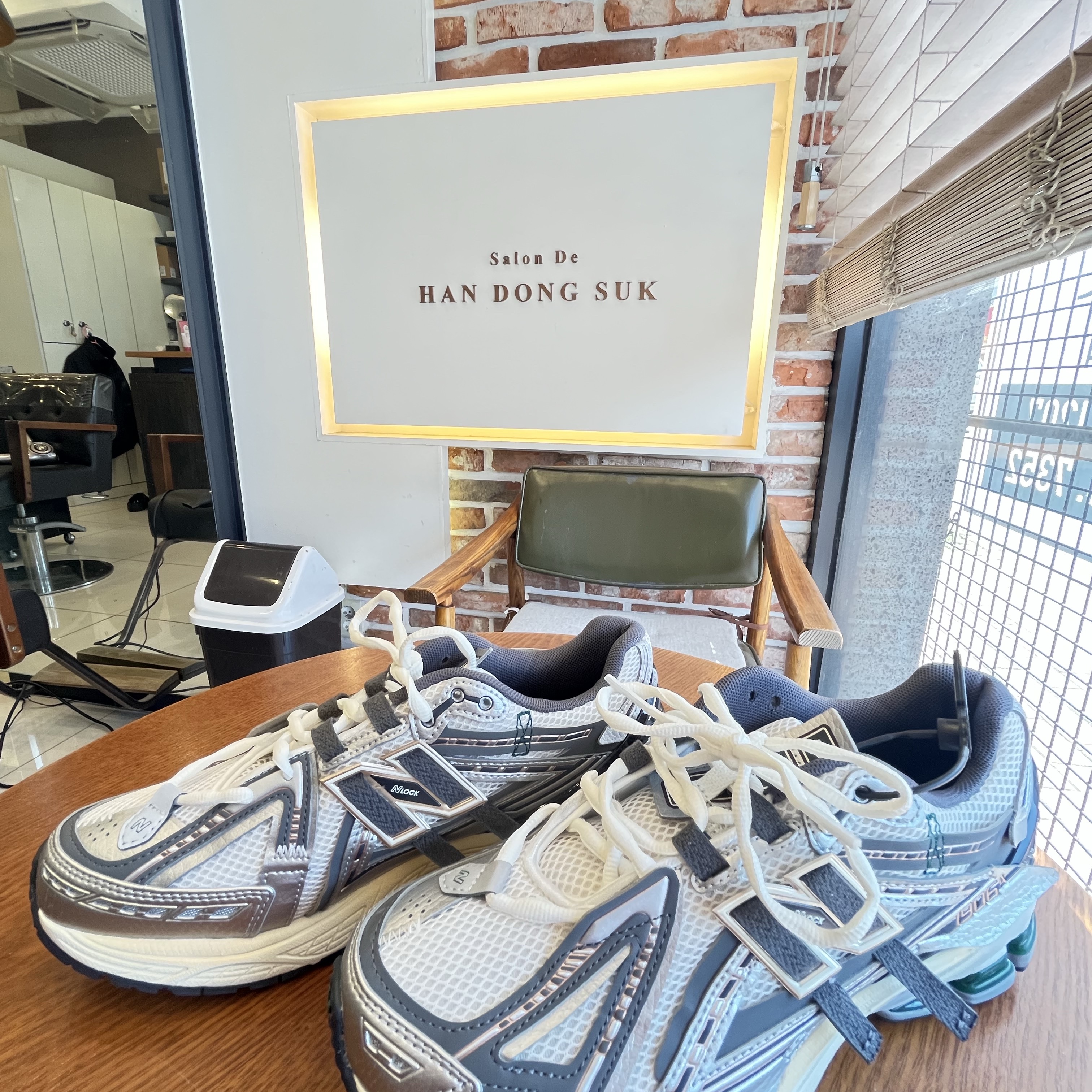 New Balance 1906A Silver Metallic Castlerock 착용 스타일 - 3