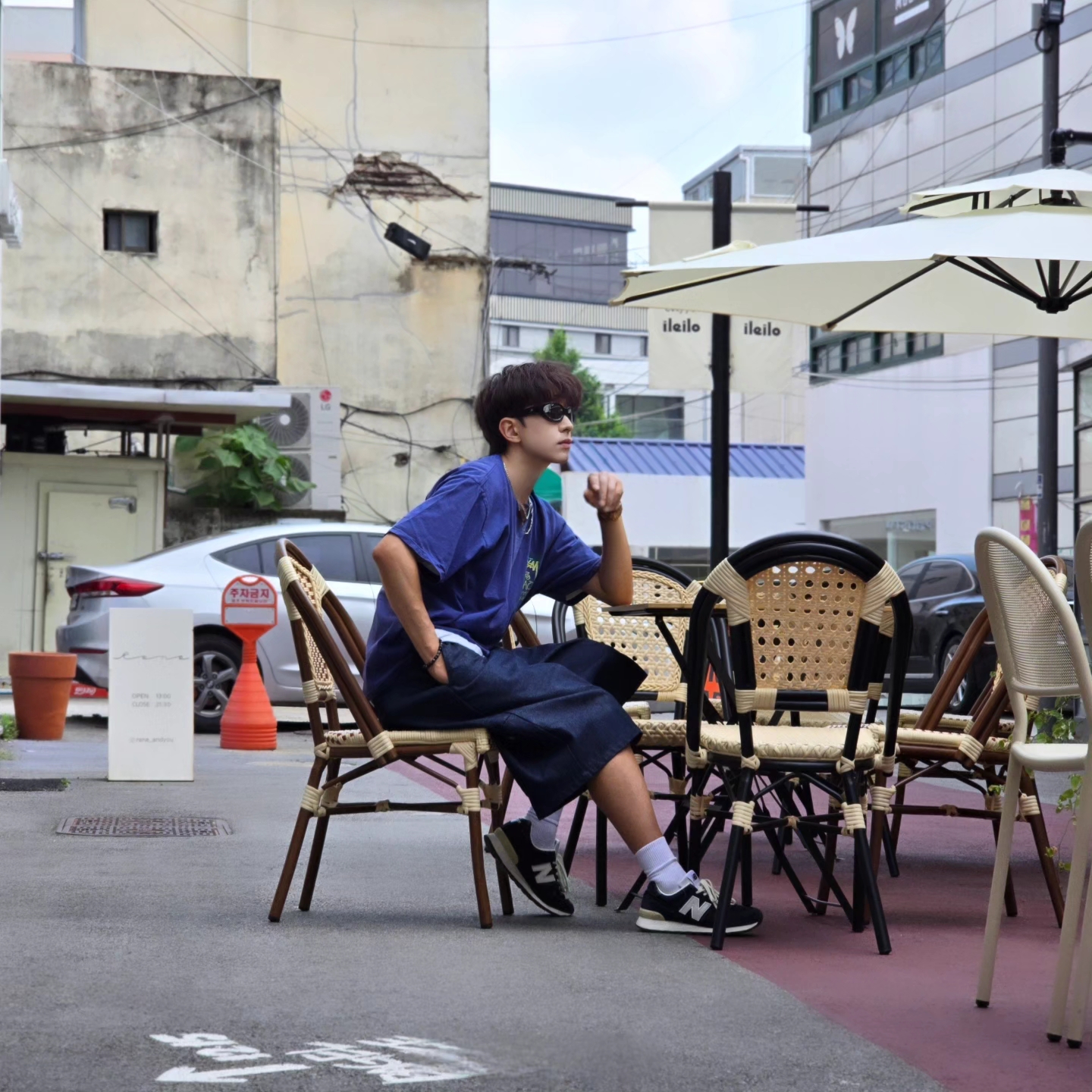 Stussy x Our Legacy Surfman Pigment Dyed T-Shirt Blueberry, Dickies Loose Fit 13 Inch Flat Front Work Shorts Dark Navy 착용 스타일 - 5