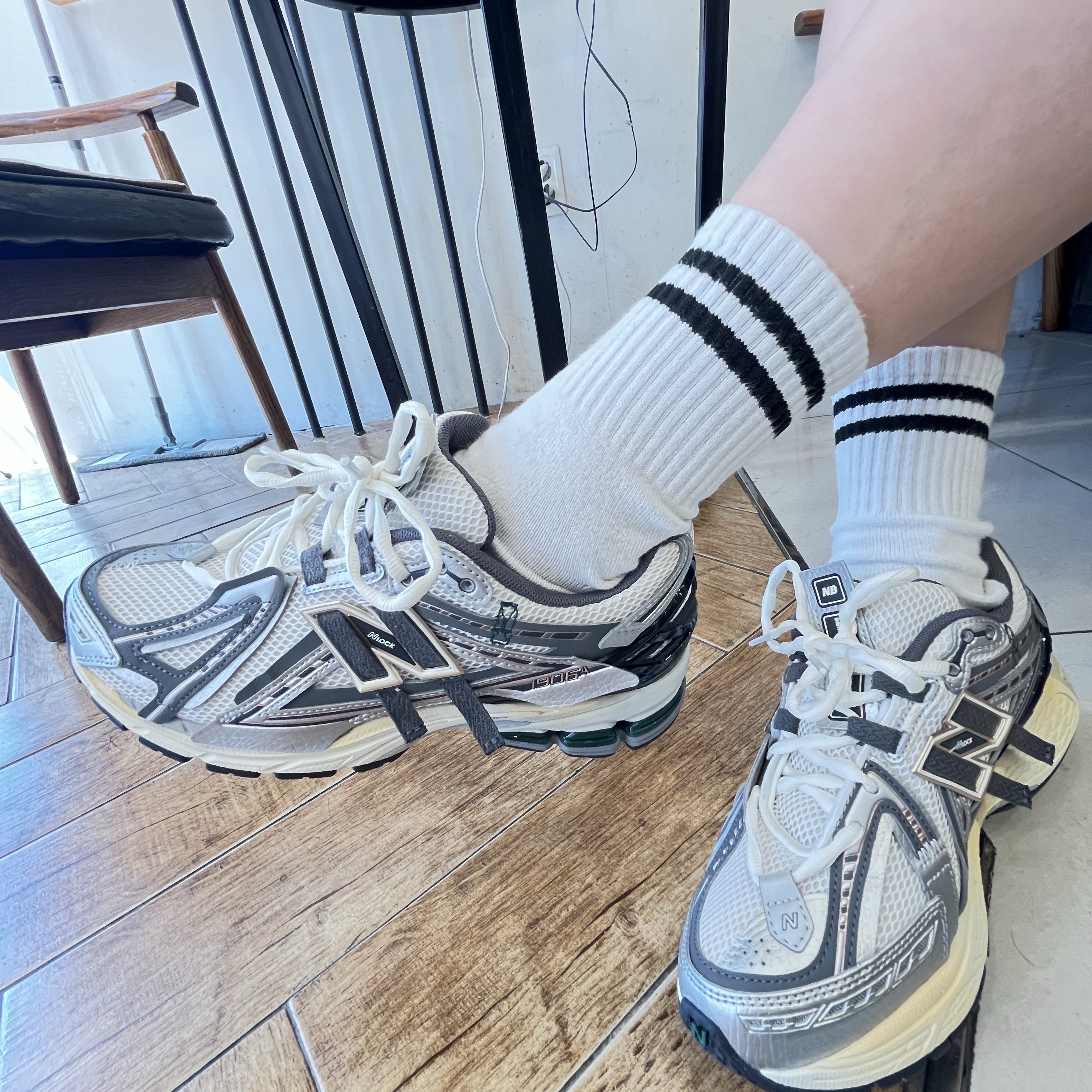 New Balance 1906A Silver Metallic Castlerock 착용 스타일 - 7