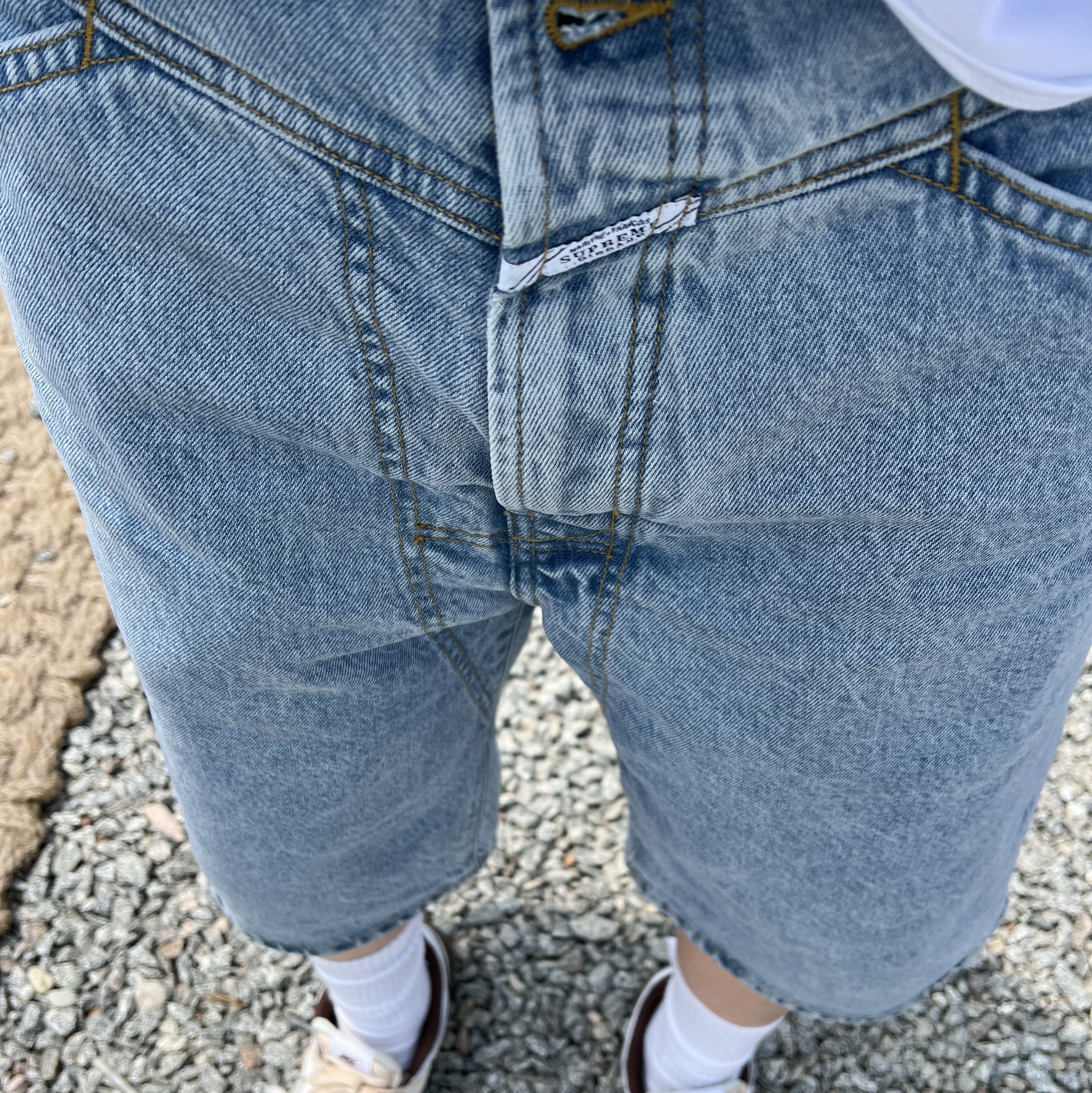 Supreme Loose Fit S/S Oxford Shirt White - 24SS, Supreme x Marithe Francois Girbaud X-Seam Baggy Denim Shorts Washed Indigo - 25SS 착용 스타일 - 3