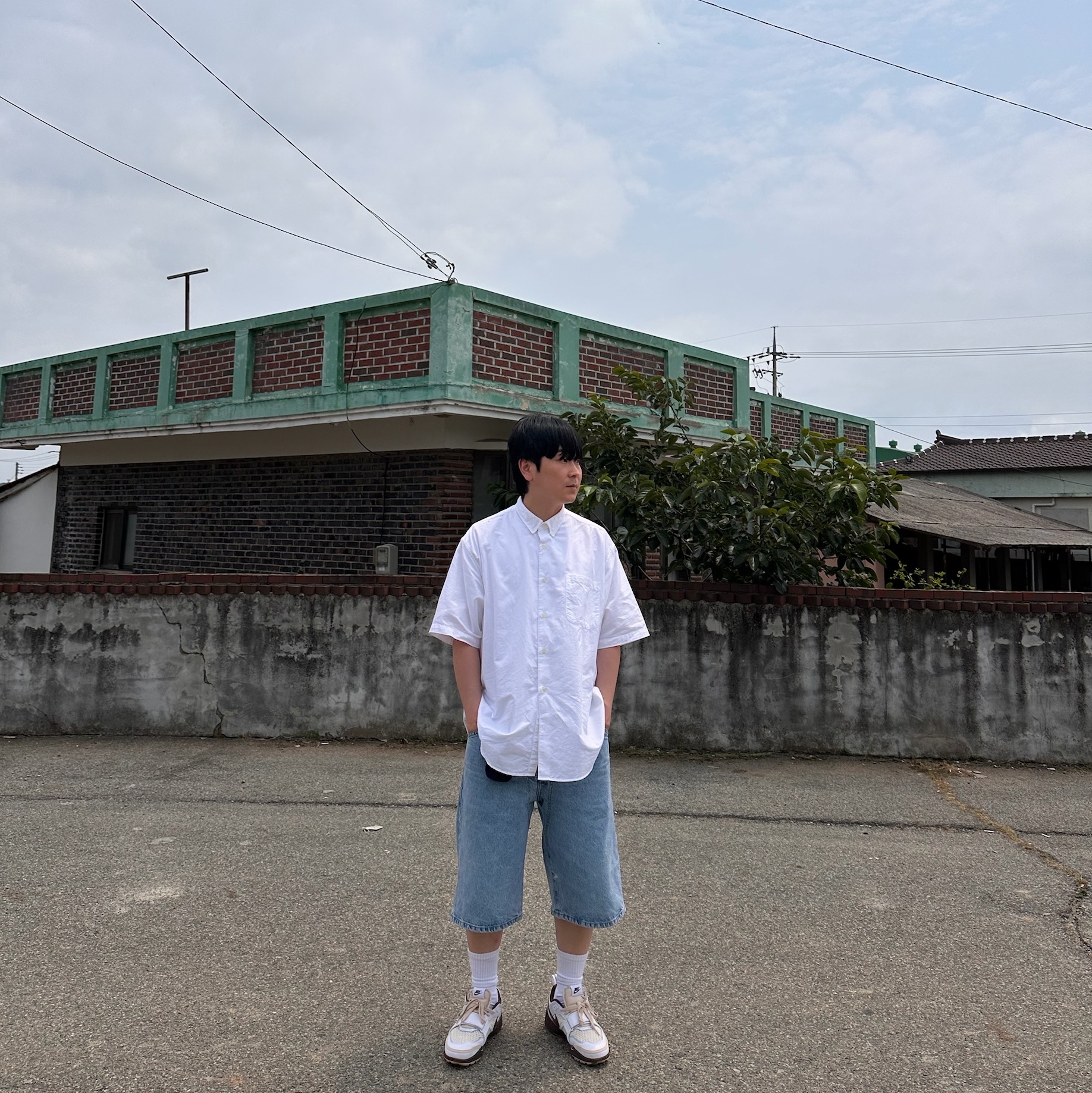 Supreme Loose Fit S/S Oxford Shirt White - 24SS, Supreme x Marithe Francois Girbaud X-Seam Baggy Denim Shorts Washed Indigo - 25SS 착용 스타일 - 1