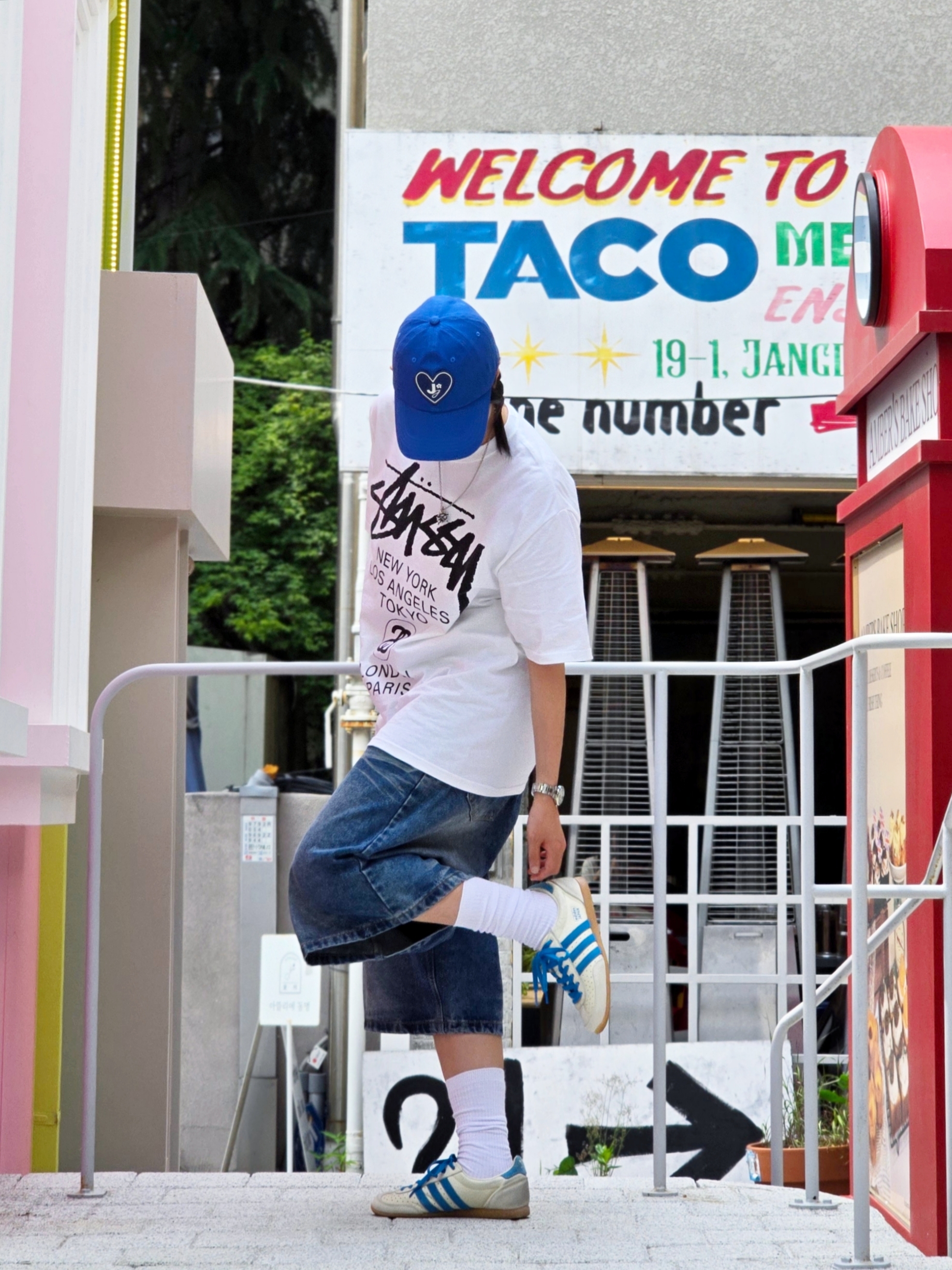 Stussy World Tour T-Shirt White 2024,2025, (W) Adidas Japan Cream White Blue 착용 스타일 - 1