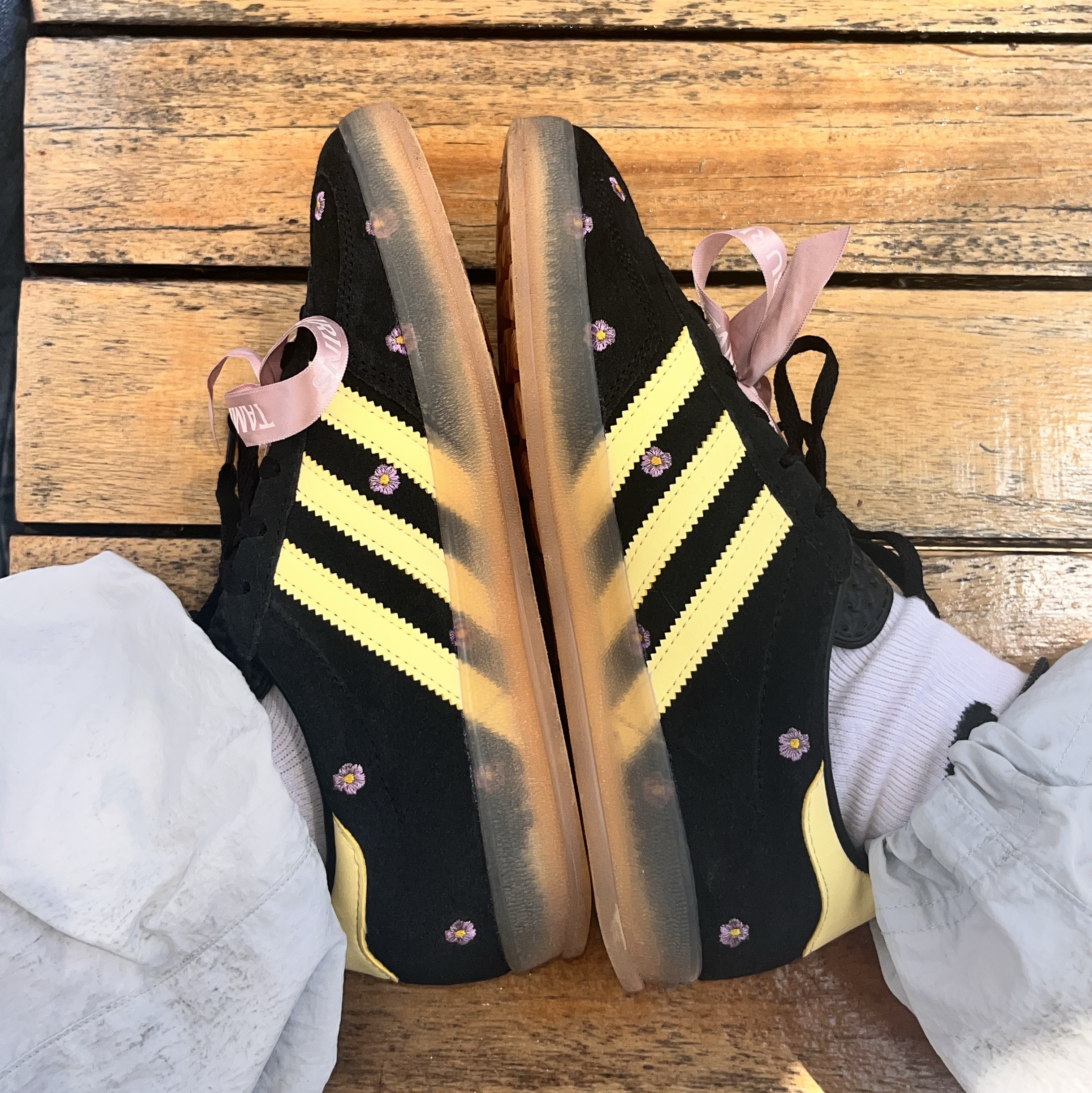 (W) Adidas Gazelle Indoor Core Black Alomost Yellow 착용 스타일