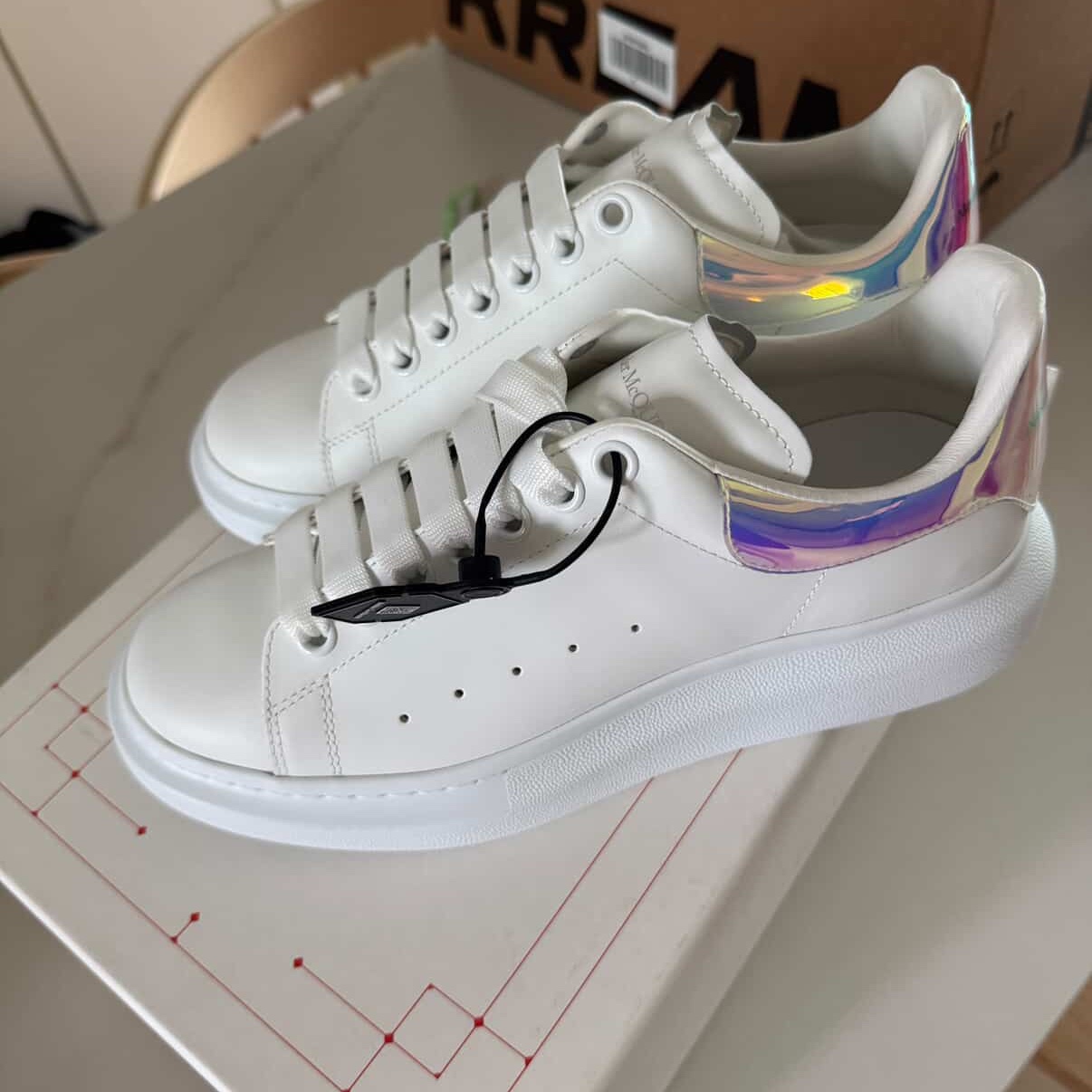 Alexander McQueen Oversized Sneakers White Shock Pink 착용 스타일