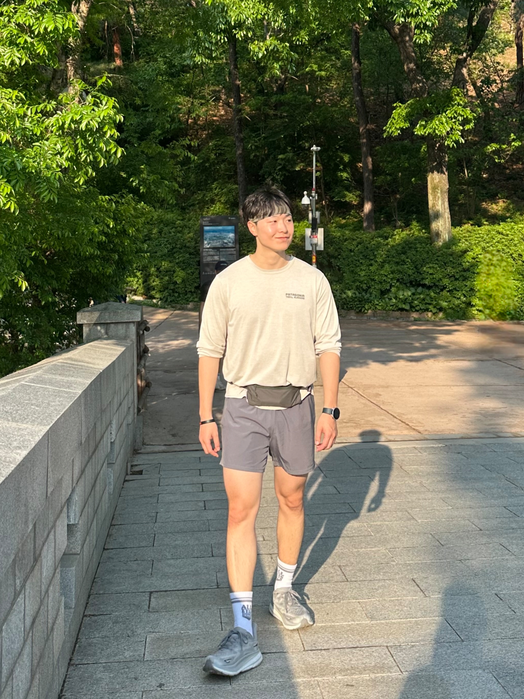 Hoka Clifton 9 Harbor Mist Black - Wide, Oakley Eye Jacket Redux Matte Black Frame Prizm Grey Lenses High Bridge Fit 착용 스타일 - 1