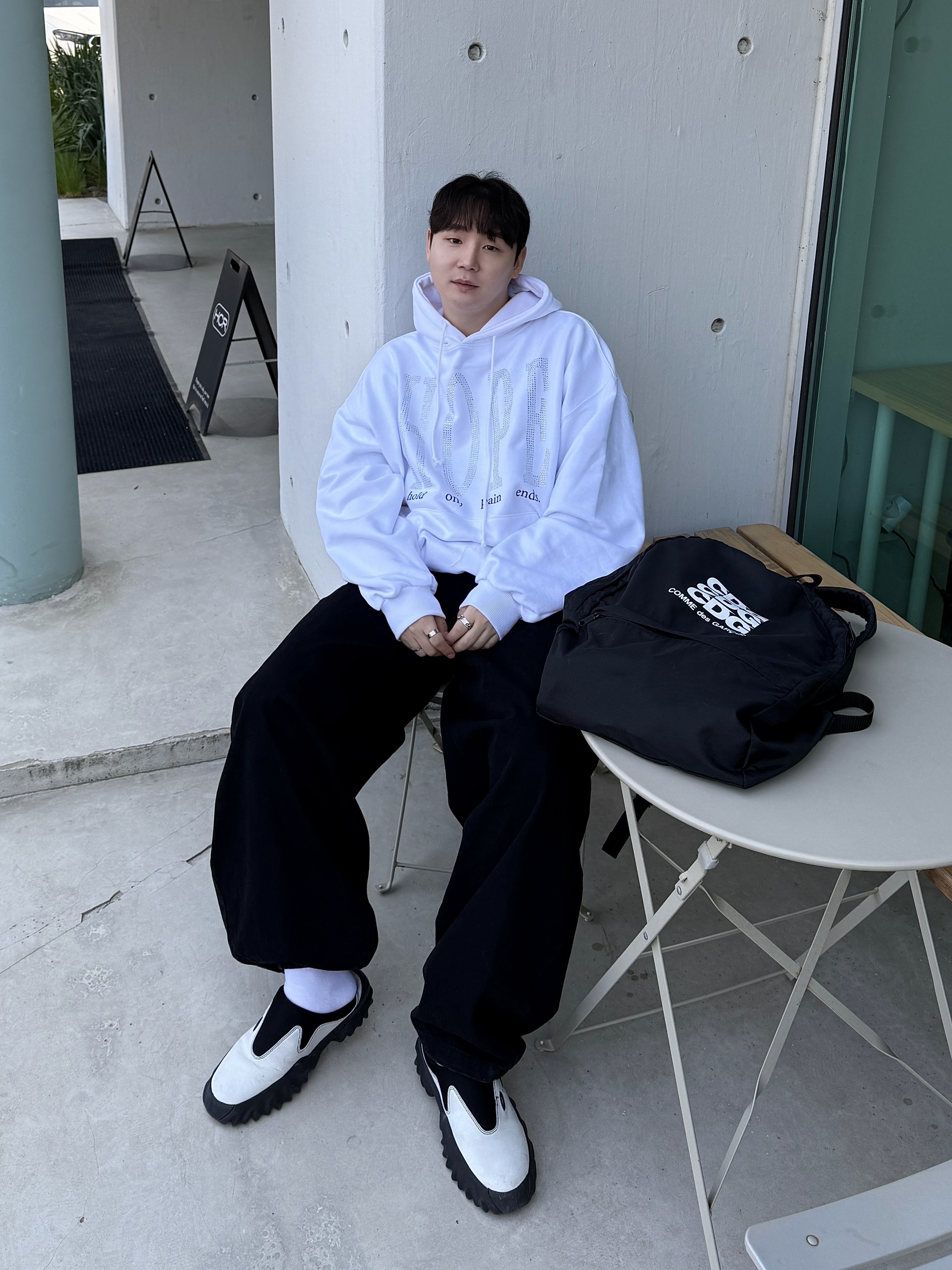 GRAILZ Pain Ends Hoodie White, CDG Backpack Black 착용 스타일 - 1