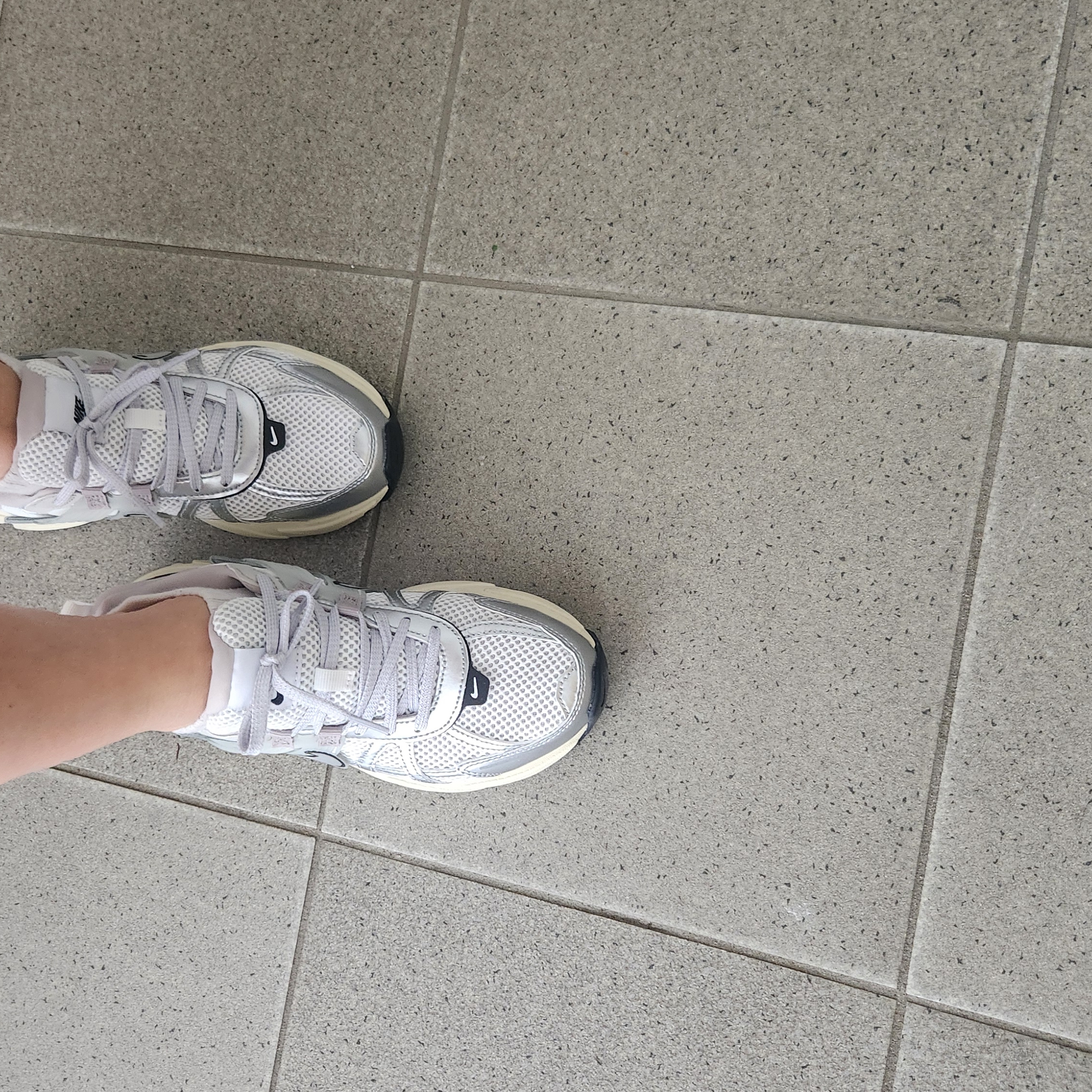Nike V2K Run Summit White Metallic Silver 착용 스타일