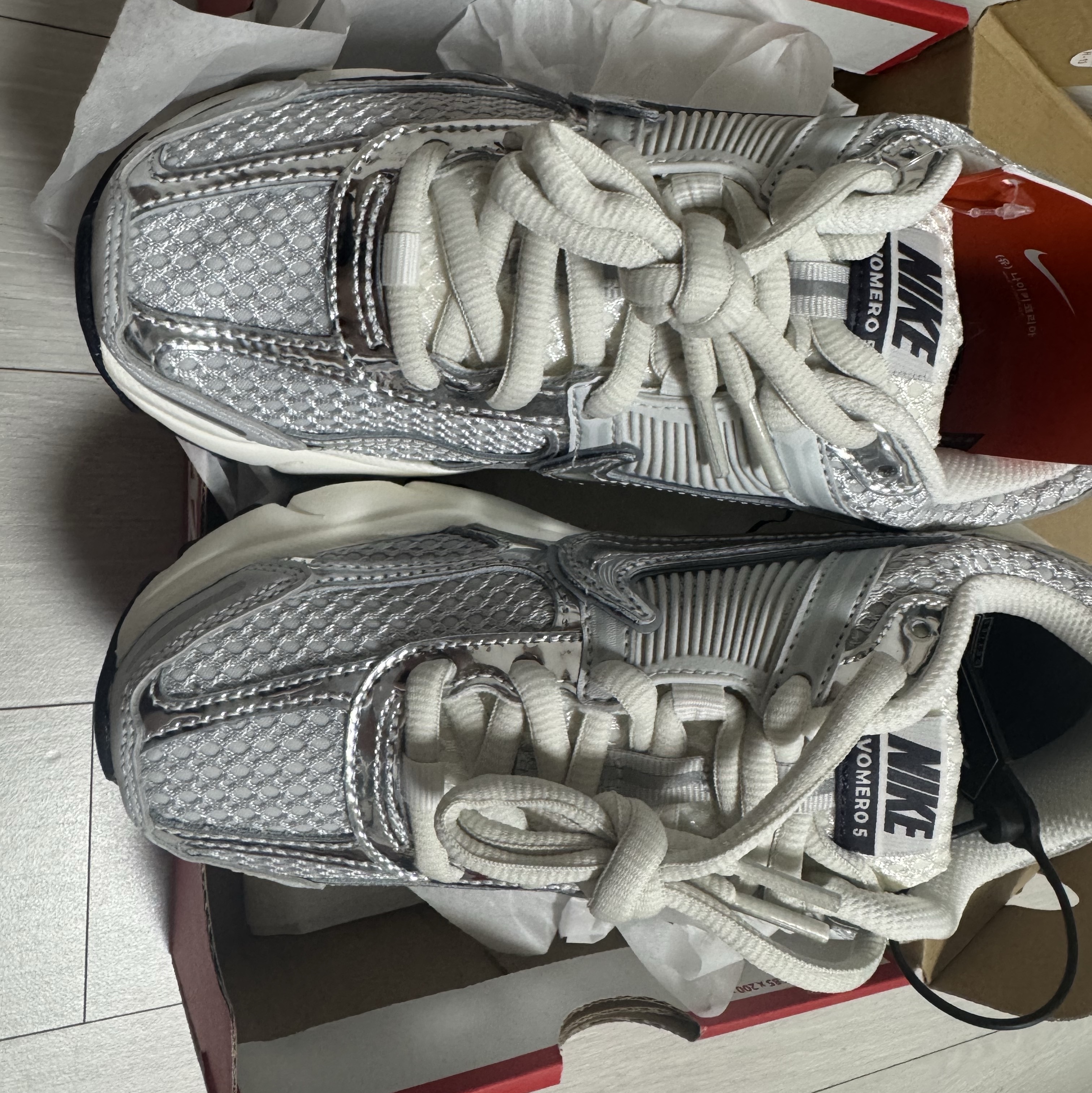 (W) Nike Zoom Vomero 5 Photon Dust and Metallic Silver 착용 스타일