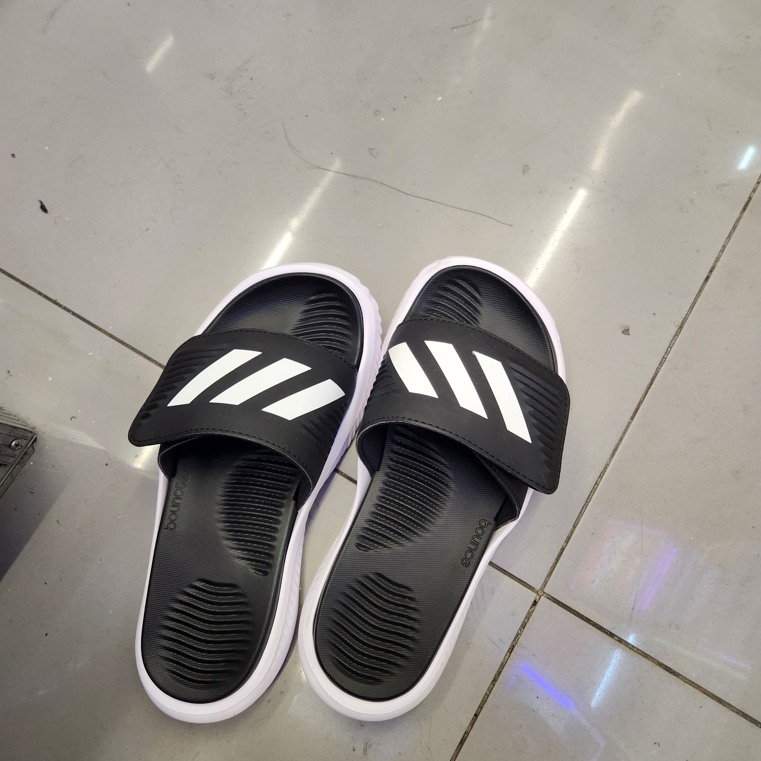 Adidas Alphabounce Slide Cloud White Core Black 착용 스타일 - 1