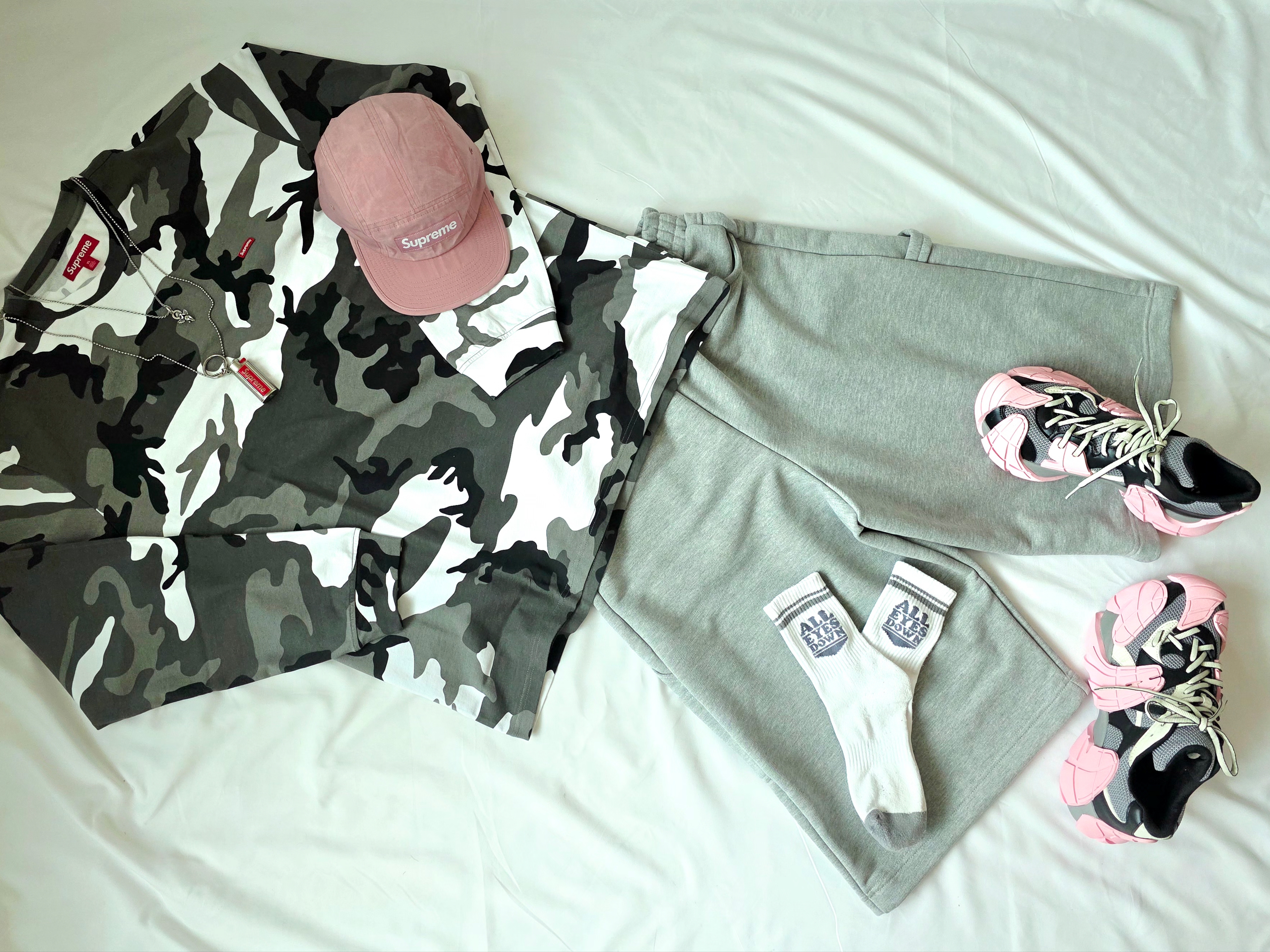 Supreme Small Box L/S T-Shirt Snow Camo - 25SS, MJD Wide Carpenter Bermuda Shorts Melange Grey 착용 스타일 - 1