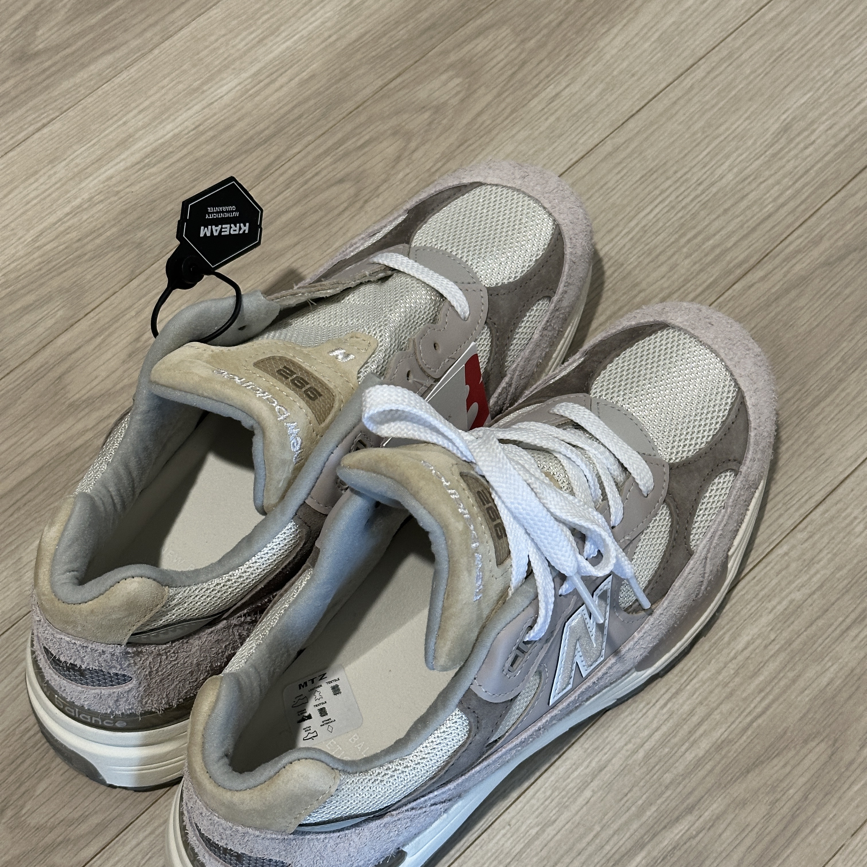 New Balance 992 Made in USA Moonrock Mushroom 착용 스타일 - 1