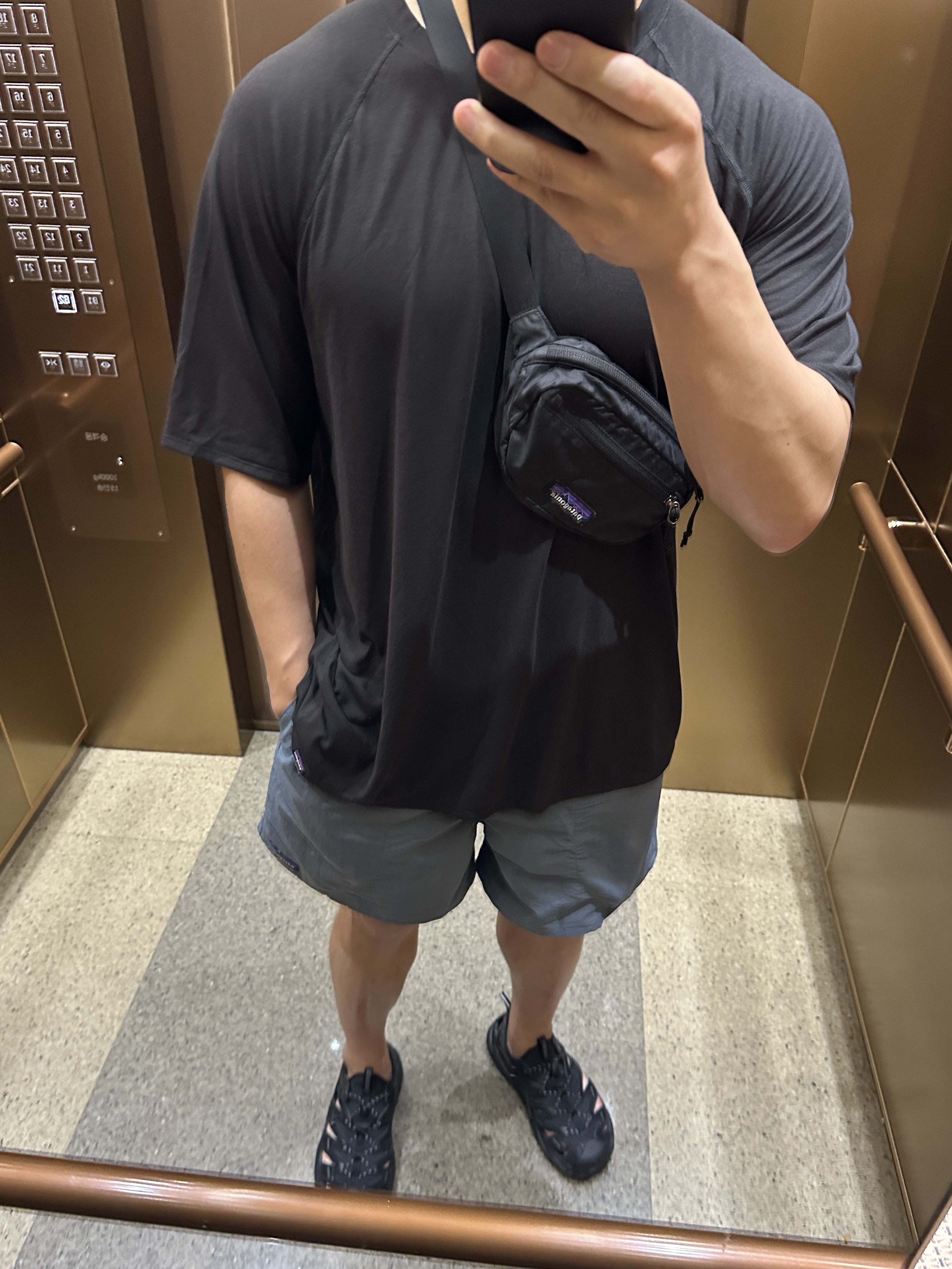 Patagonia Baggies Shorts 5 Inch Plume Grey, Hoka Hopara Black Castle Rock 착용 스타일