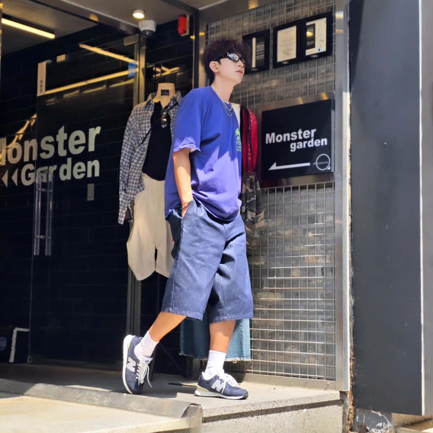 Stussy x Our Legacy Surfman Pigment Dyed T-Shirt Blueberry, Dickies Loose Fit 13 Inch Flat Front Work Shorts Dark Navy 착용 스타일 - 7