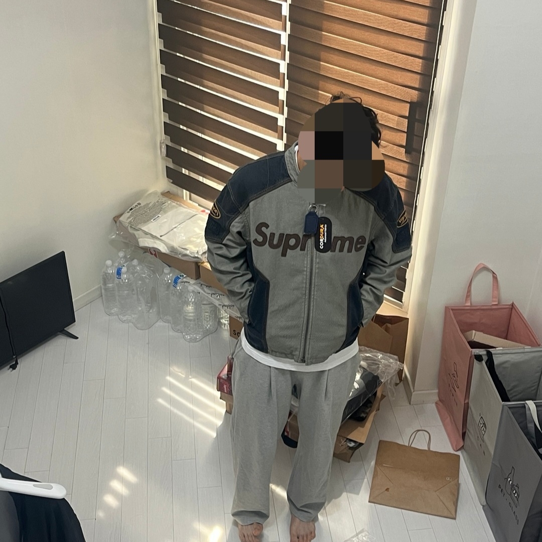 Supreme x Vanson Leathers Cordura Cotton Jacket Denim - 25SS, Supreme x Vanson Leathers Cordura Cotton Jacket Black - 25SS 착용 스타일 - 3