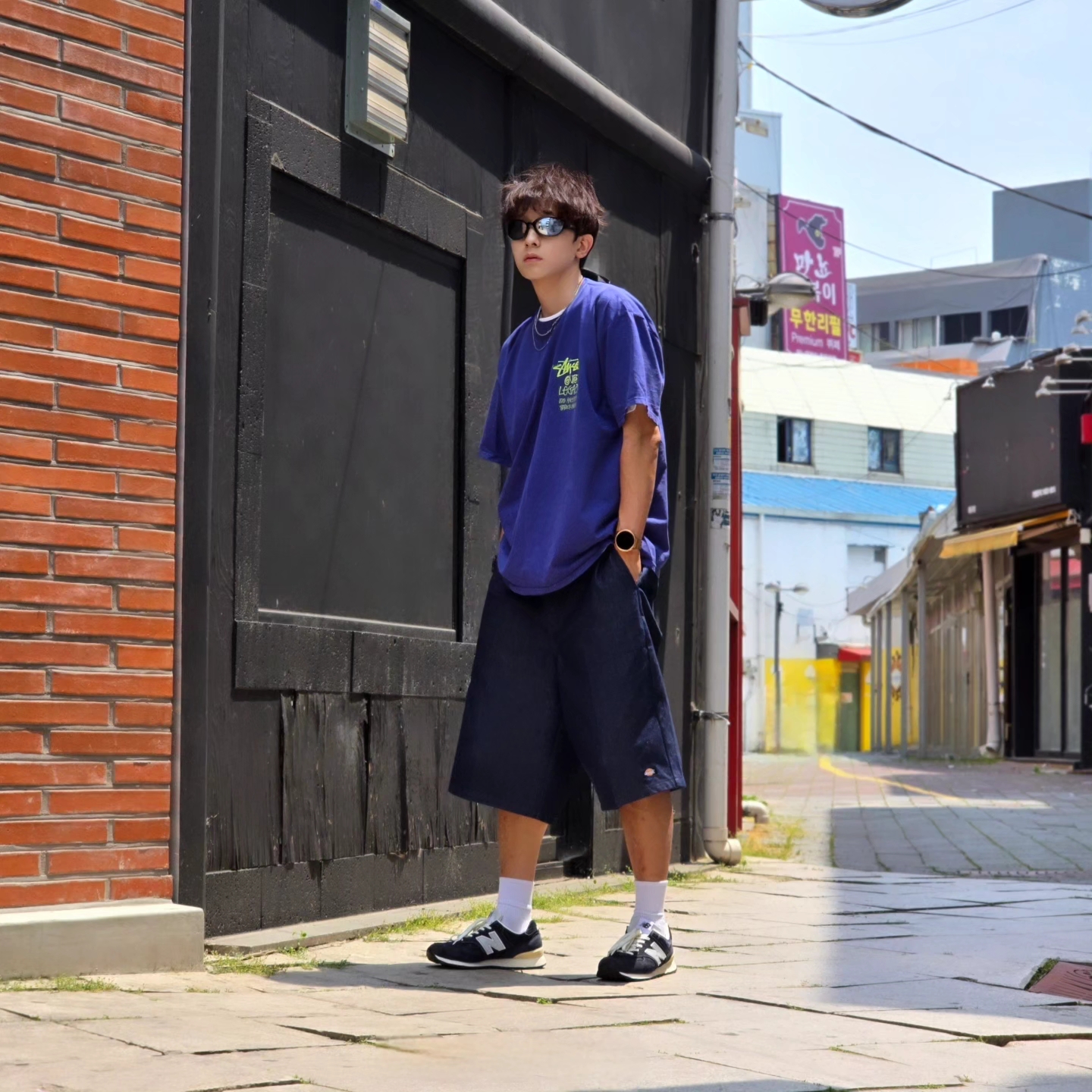 Stussy x Our Legacy Surfman Pigment Dyed T-Shirt Blueberry, Dickies Loose Fit 13 Inch Flat Front Work Shorts Dark Navy 착용 스타일 - 4