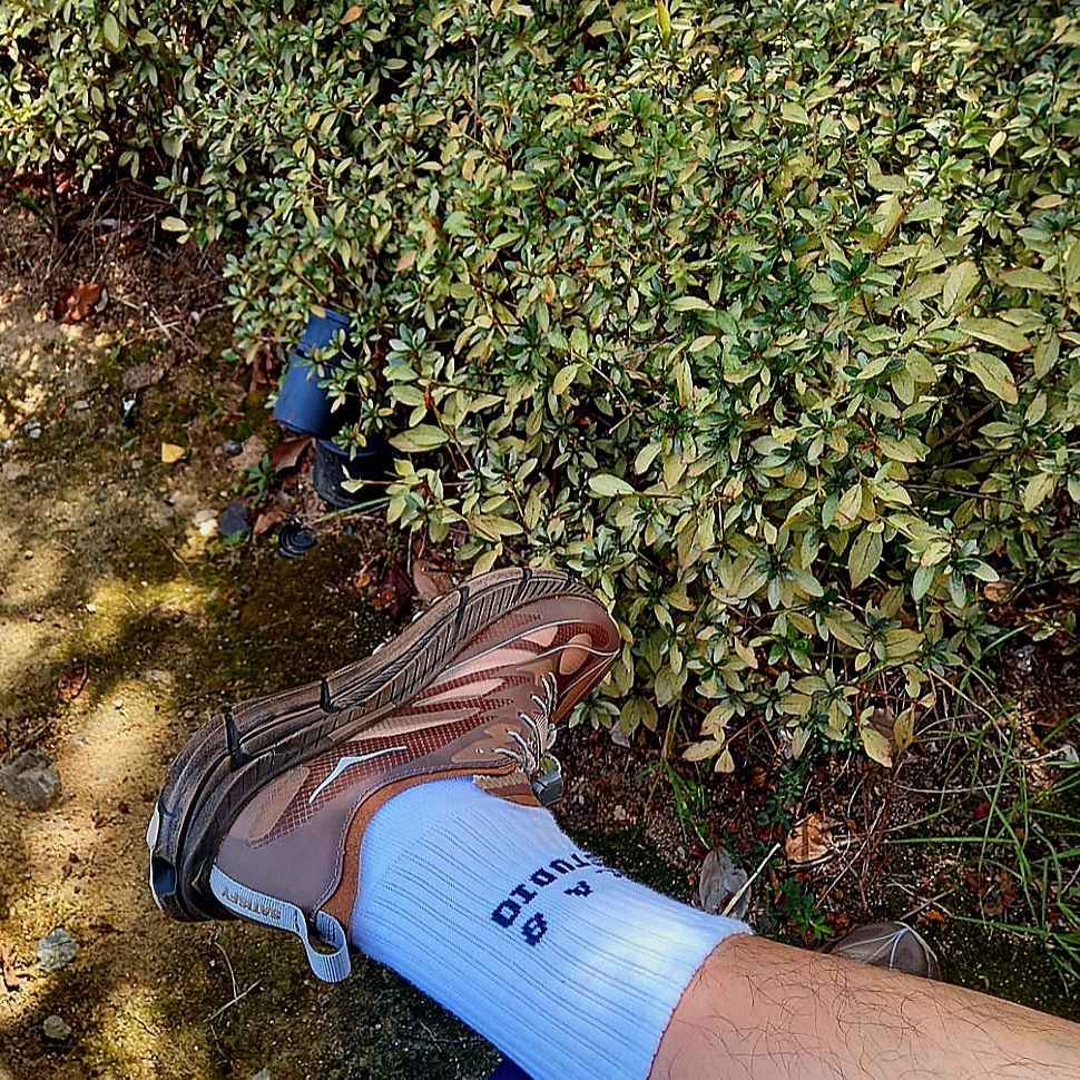 Hoka x Satisfy Mafate Speed 4 Lite Rubber, IAB Studio Socks White (5 Pack) 착용 스타일 - 2