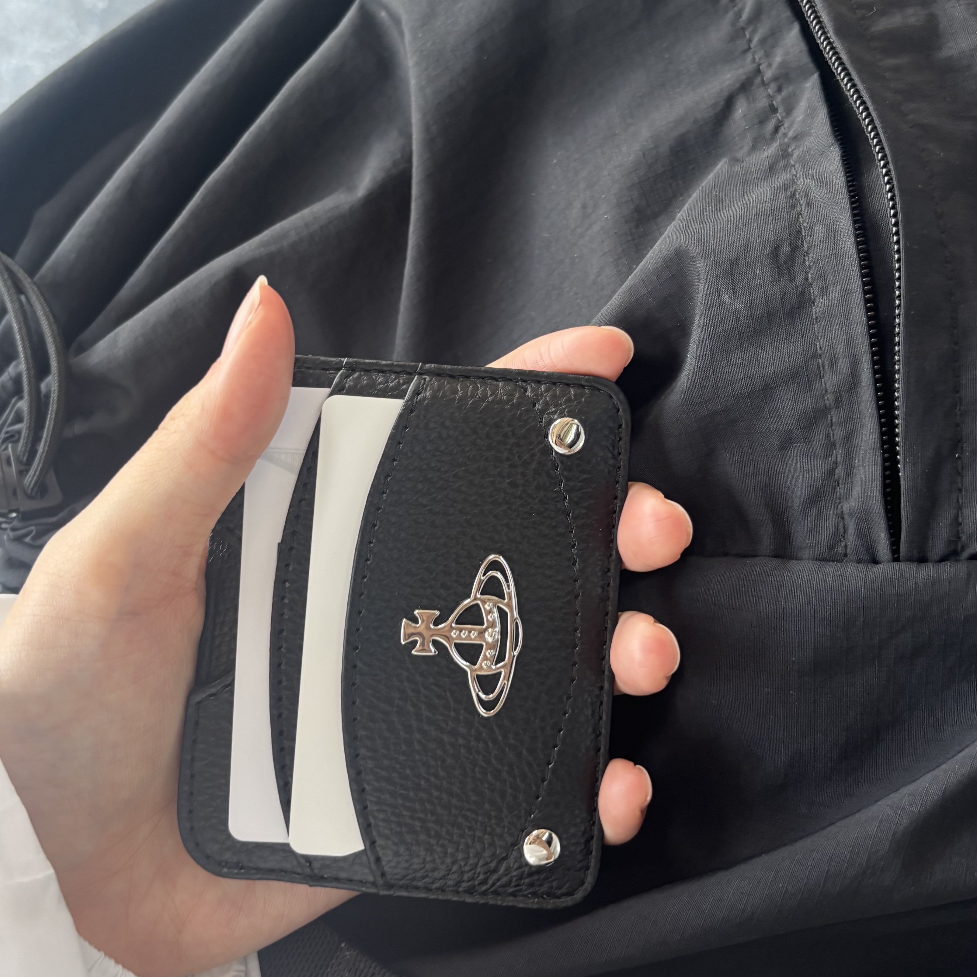 Vivienne Westwood Half Moon Card Holder Black 착용 스타일 - 1
