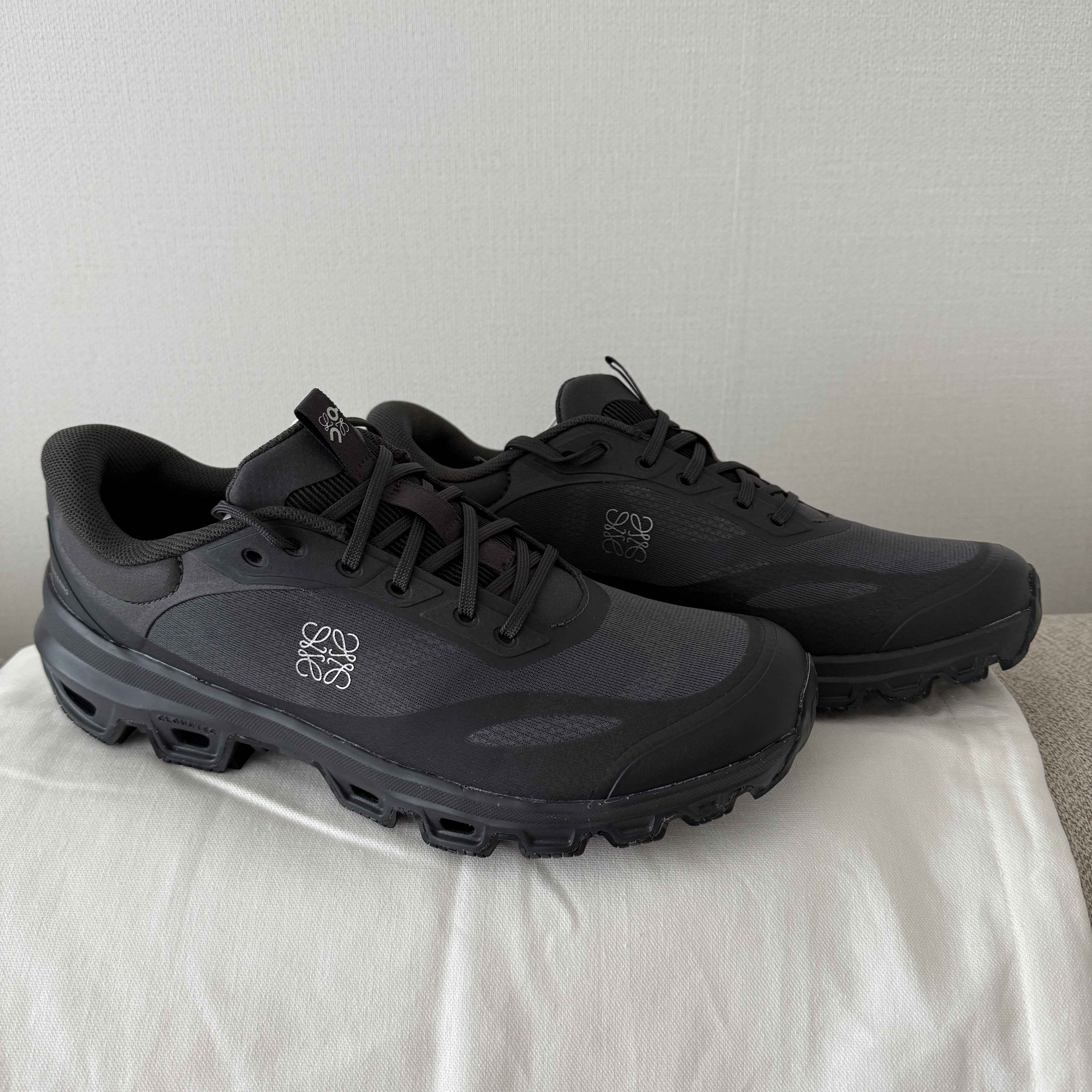 Loewe x On Running Cloudventure 2 Gunmetal 착용 스타일