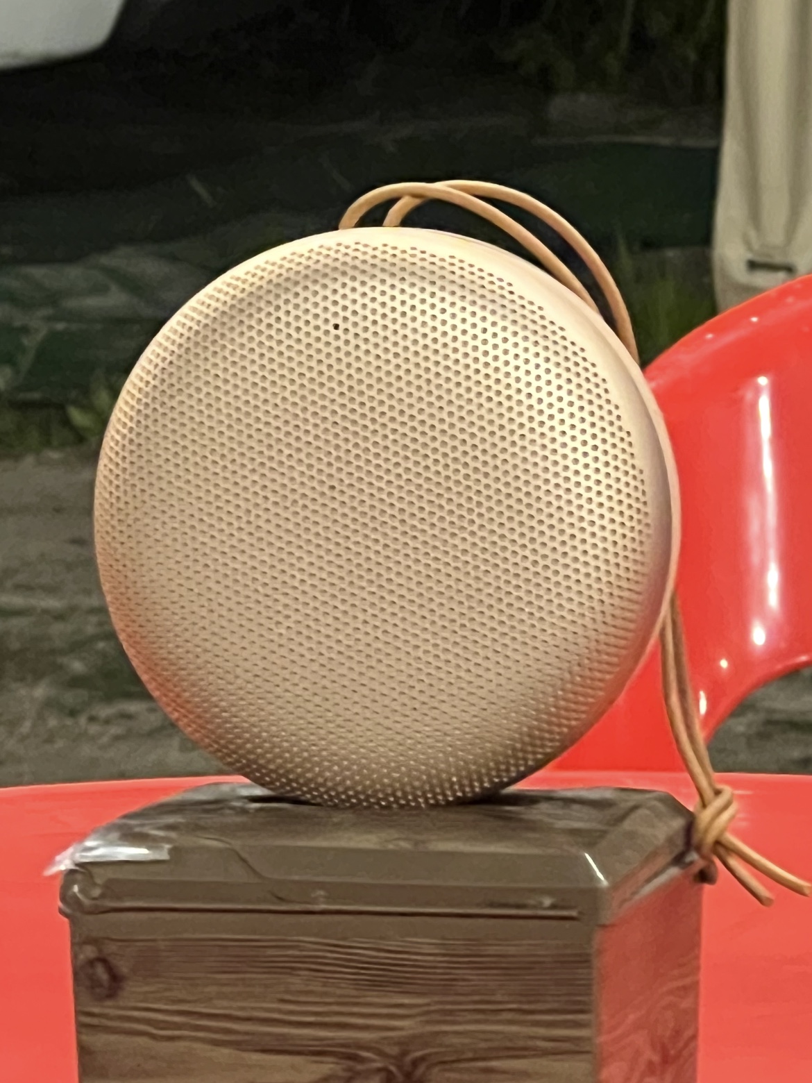Bang & Olufsen Beosound A1 3rd Honey Tone, Lemaire Croissant Filt Bag Polyester Net Black 착용 스타일 - 1