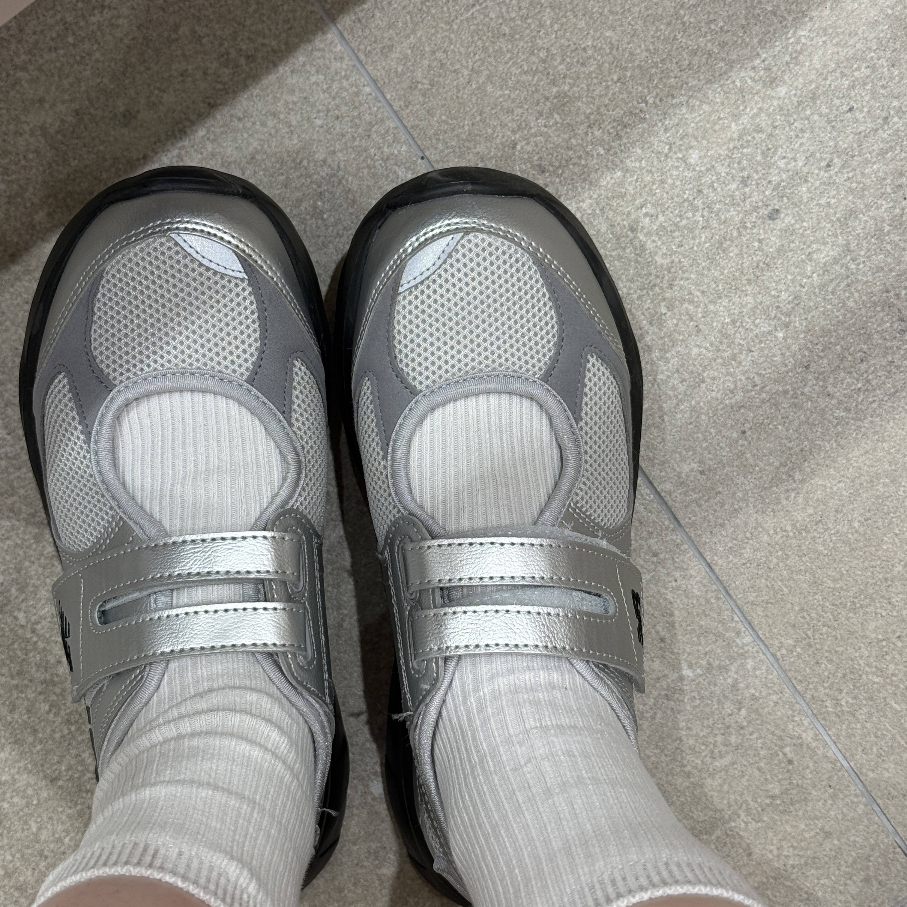 (W) New Balance Breeze SD2202 Metalic Silver 착용 스타일