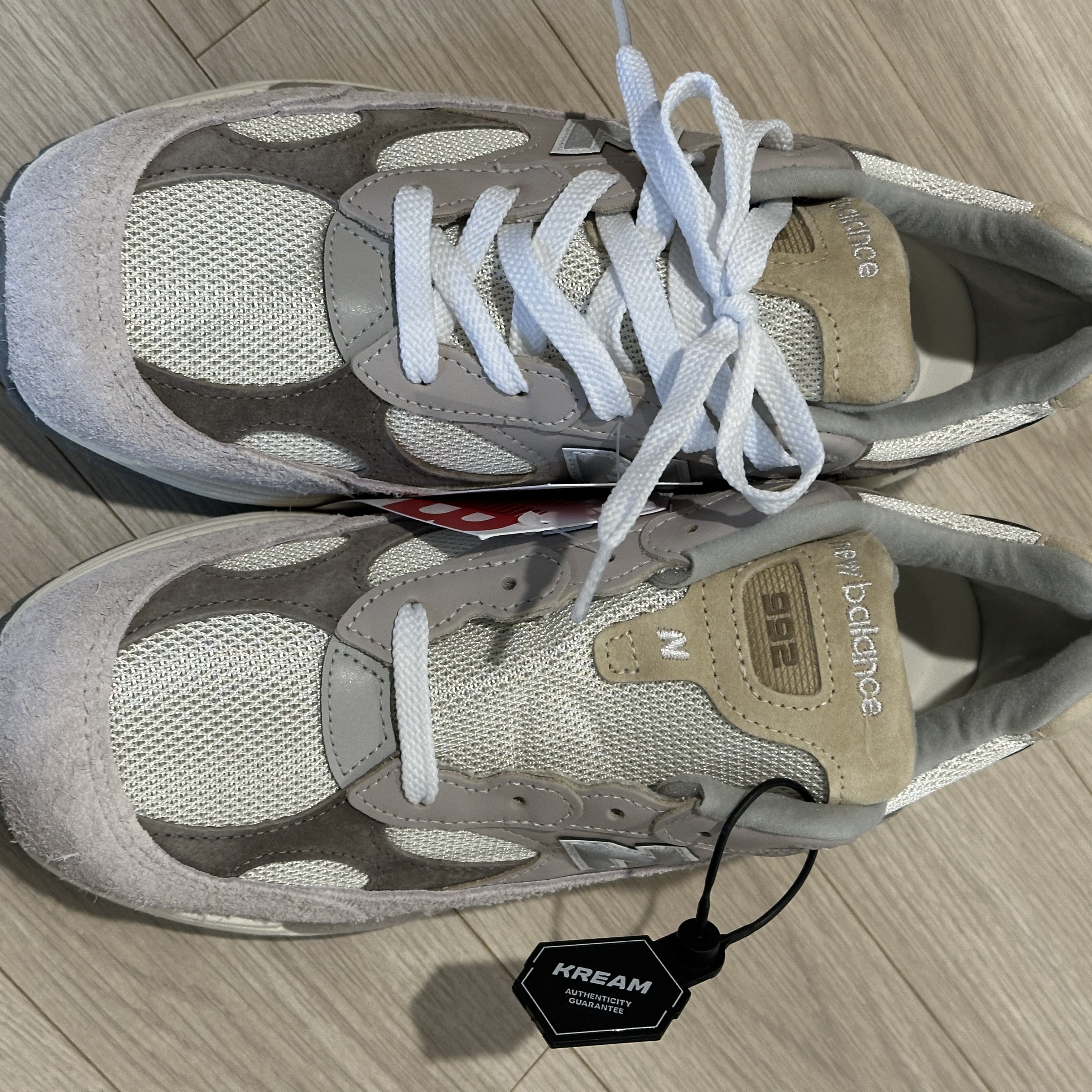 New Balance 992 Made in USA Moonrock Mushroom 착용 스타일 - 3