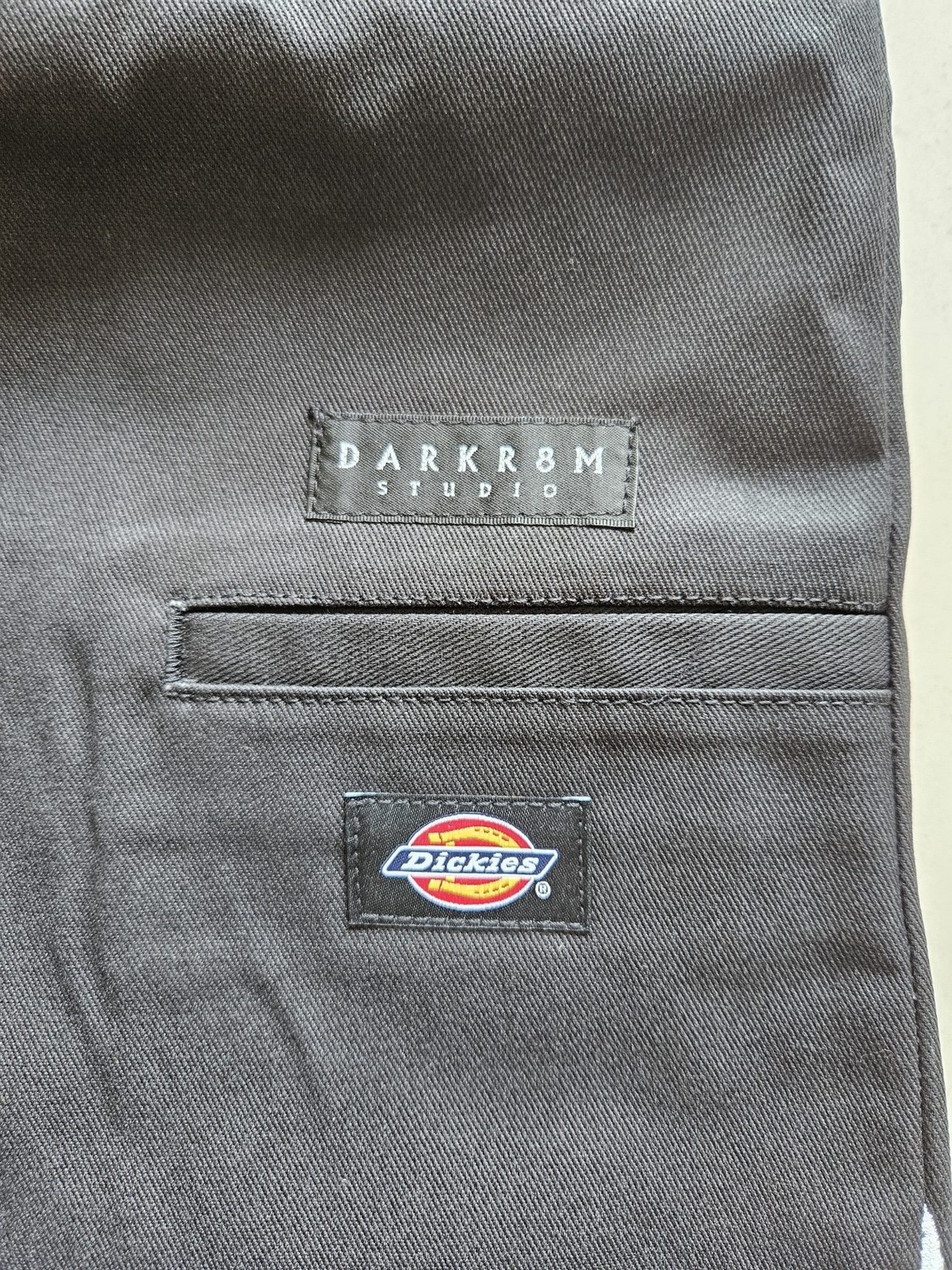 Dickies x Darkr8m Studio 42283 Work Shorts Black 착용 스타일 - 3