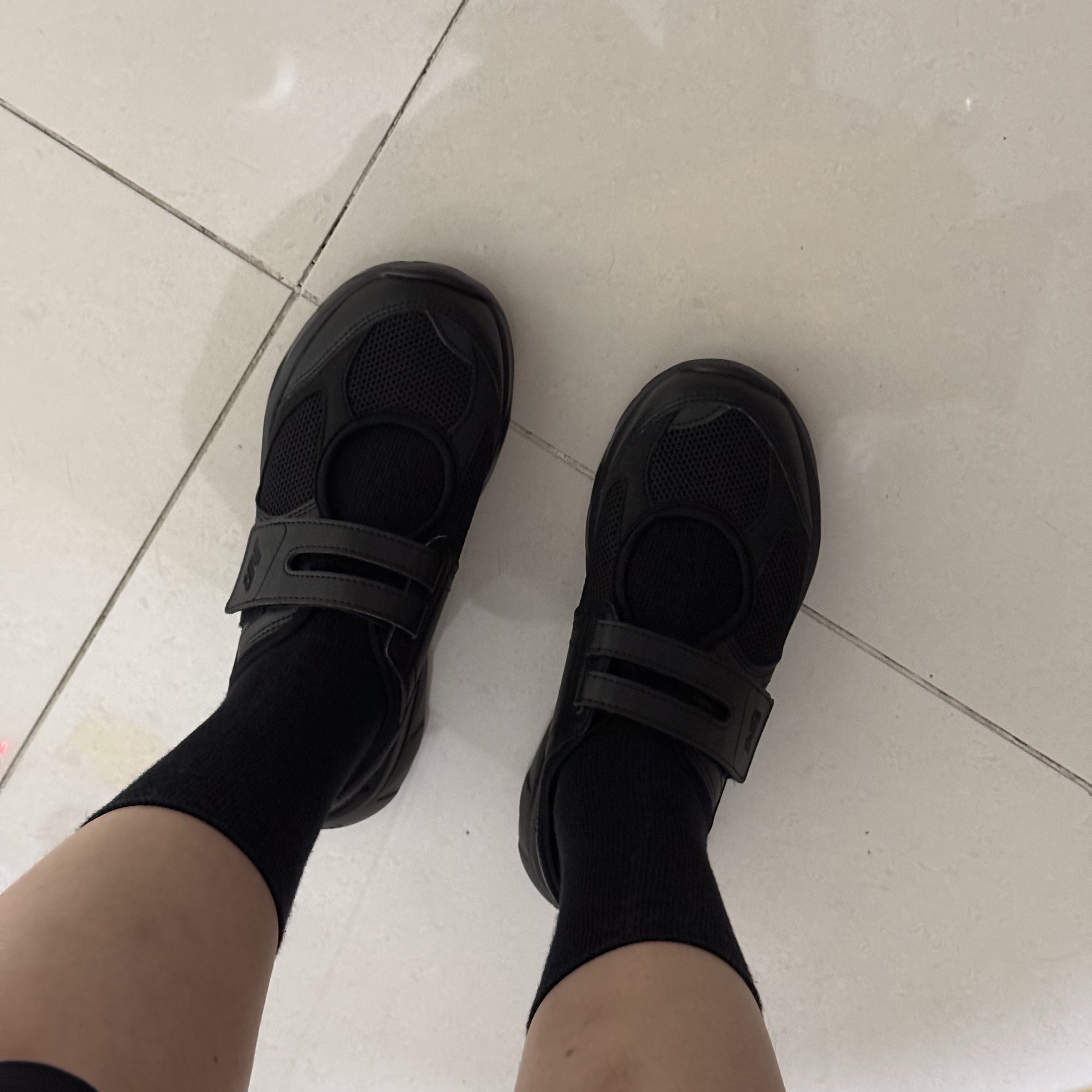 (W) New Balance Breeze SD2202 Triple Black 착용 스타일