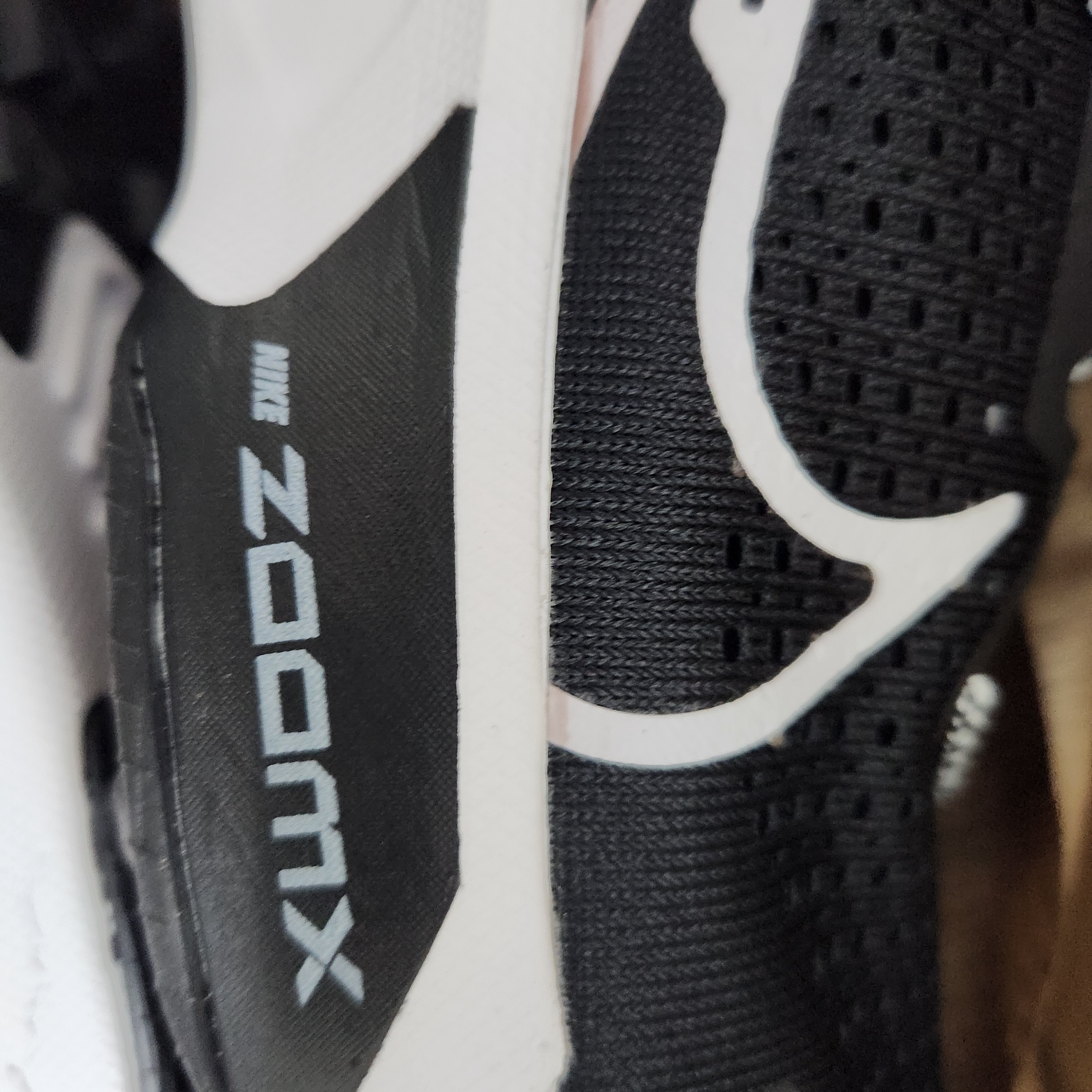 Nike ZoomX Zegama Trail Deep Black White 착용 스타일 - 2