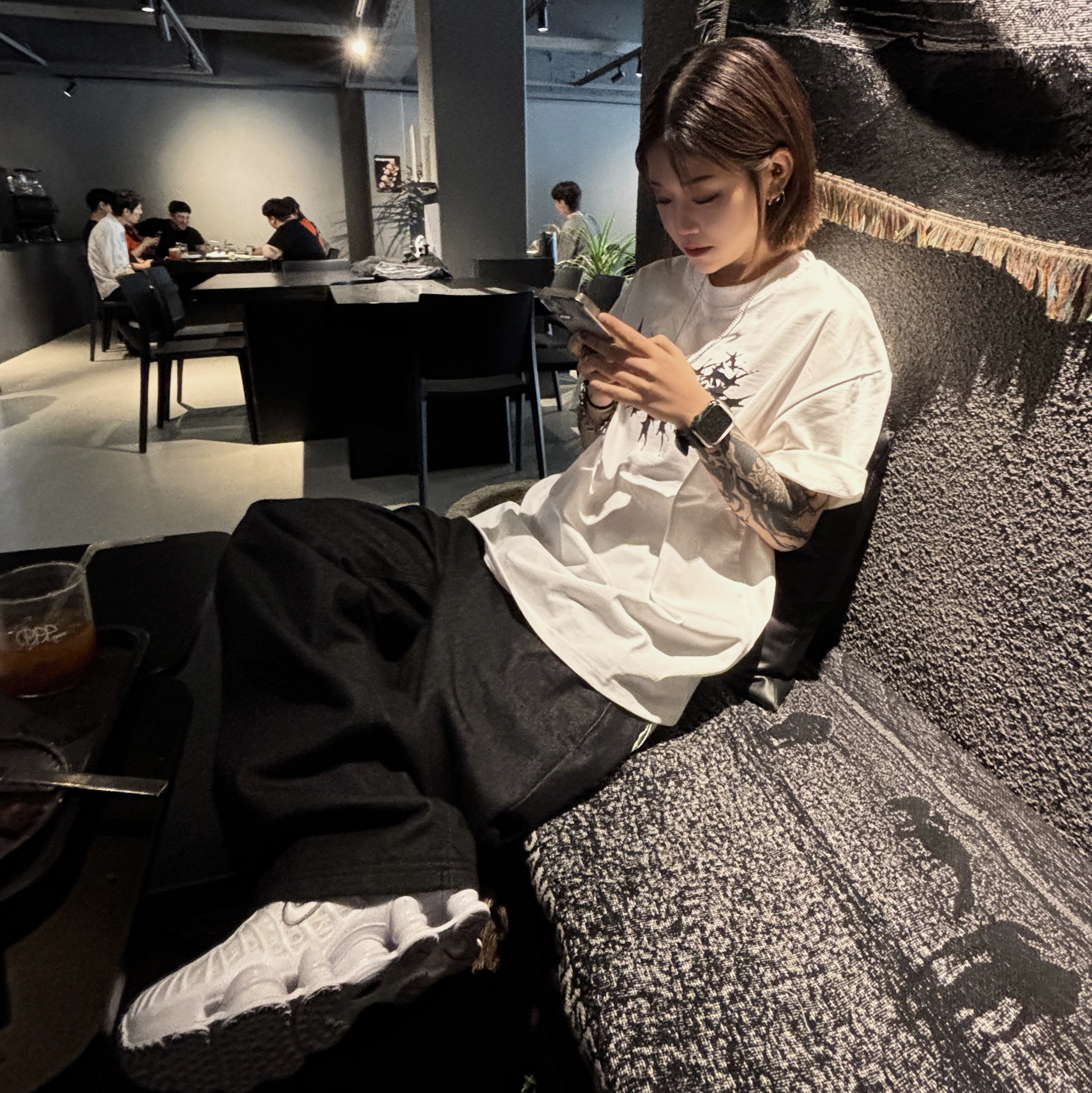 Nike Shox TL Metallic Silver 착용 스타일 - 3