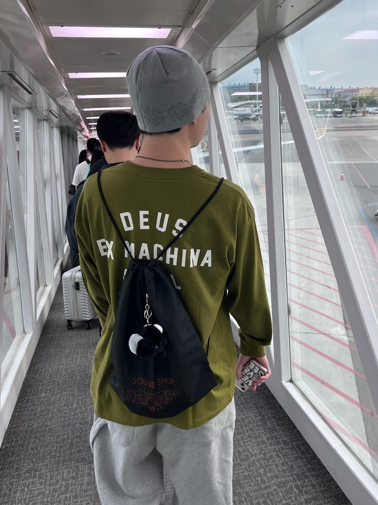 Deus Ex Machina Samcheong College T-Shirt Rover Green, Adidas x Yeseyesee Country OG Core Black Cloud White 착용 스타일 - 2