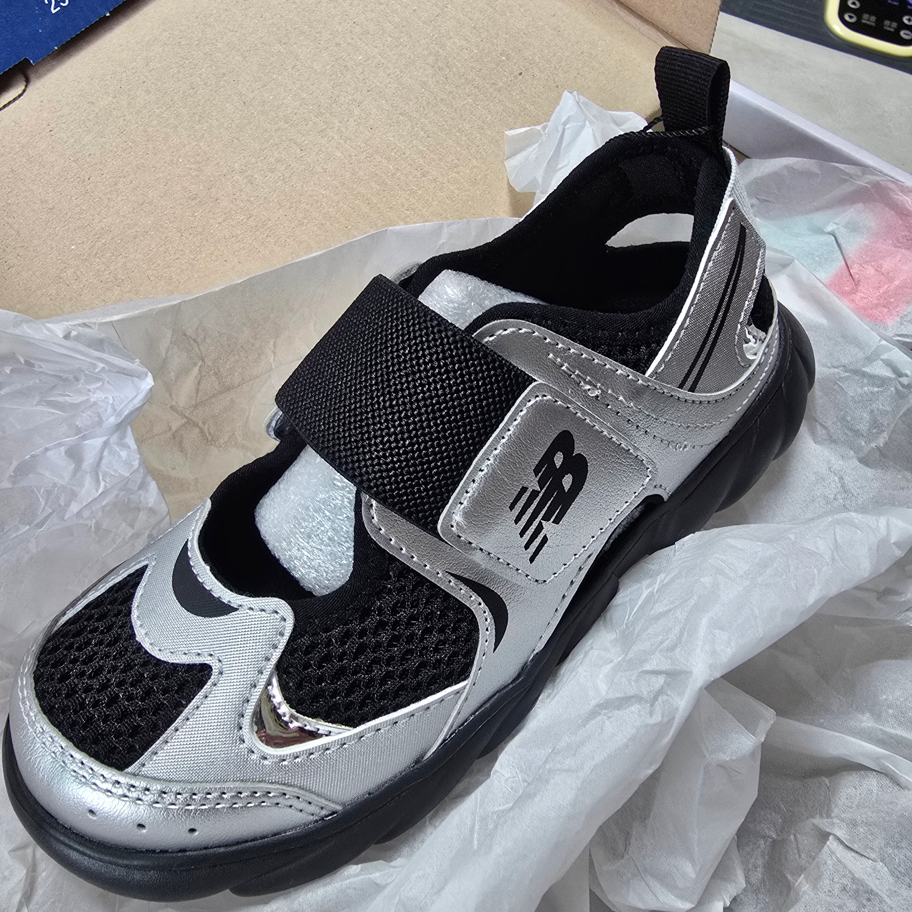 (Kids) New Balance Freedle 920 Sandal Gray 착용 스타일
