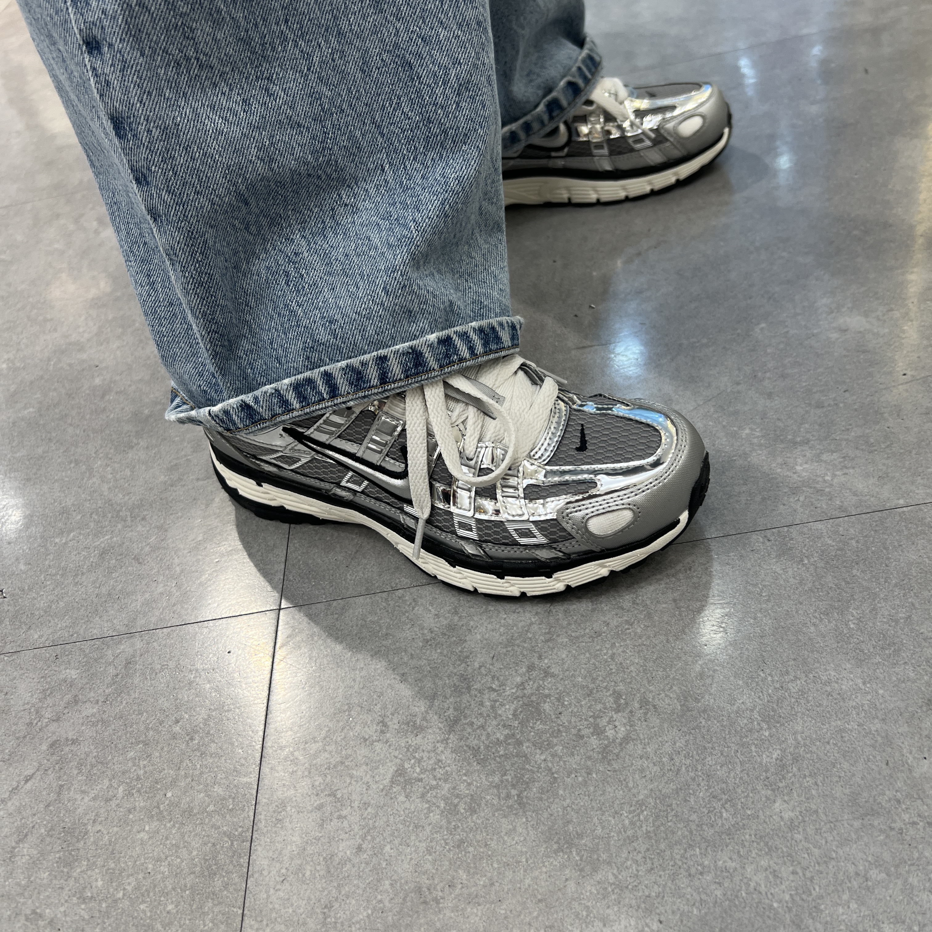 Nike P-6000 Metallic Silver 착용 스타일 - 2