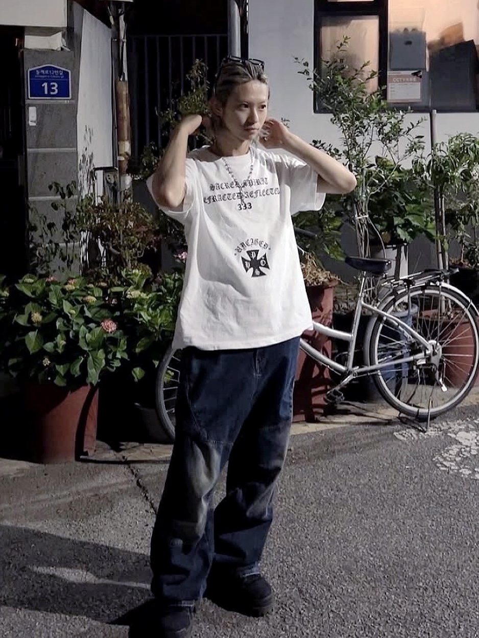 PHOS333 Uncaged Slogan T-Shirt White, PHOS333 Uncaged Slogan T-Shirt Black 착용 스타일 - 3