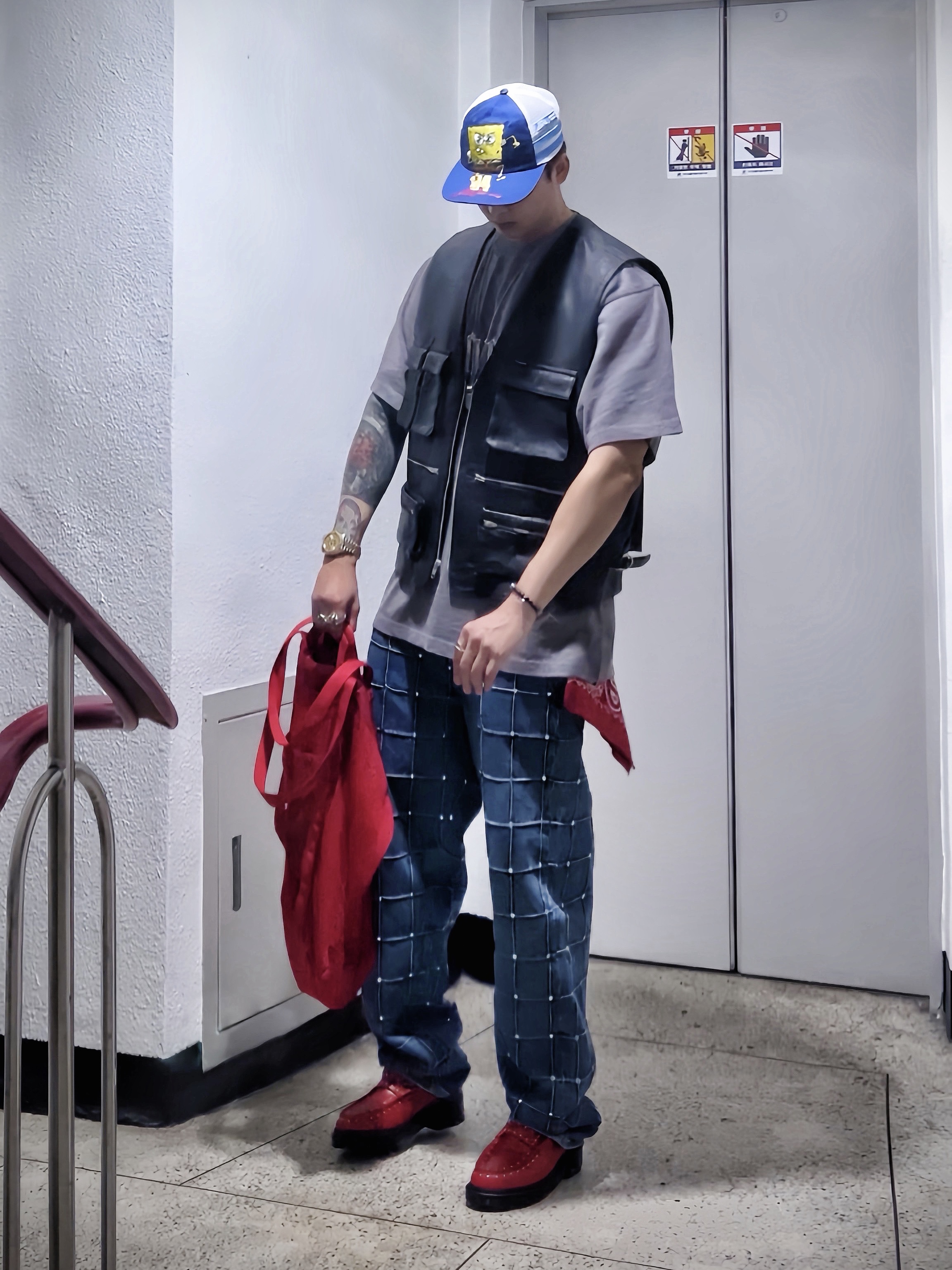 Supreme x SpongeBob SquarePants Jeff Hamilton Mesh Back 6-Panel Navy - 25SS, Supreme Rhinestone S/S Top Grey - 24FW 착용 스타일
