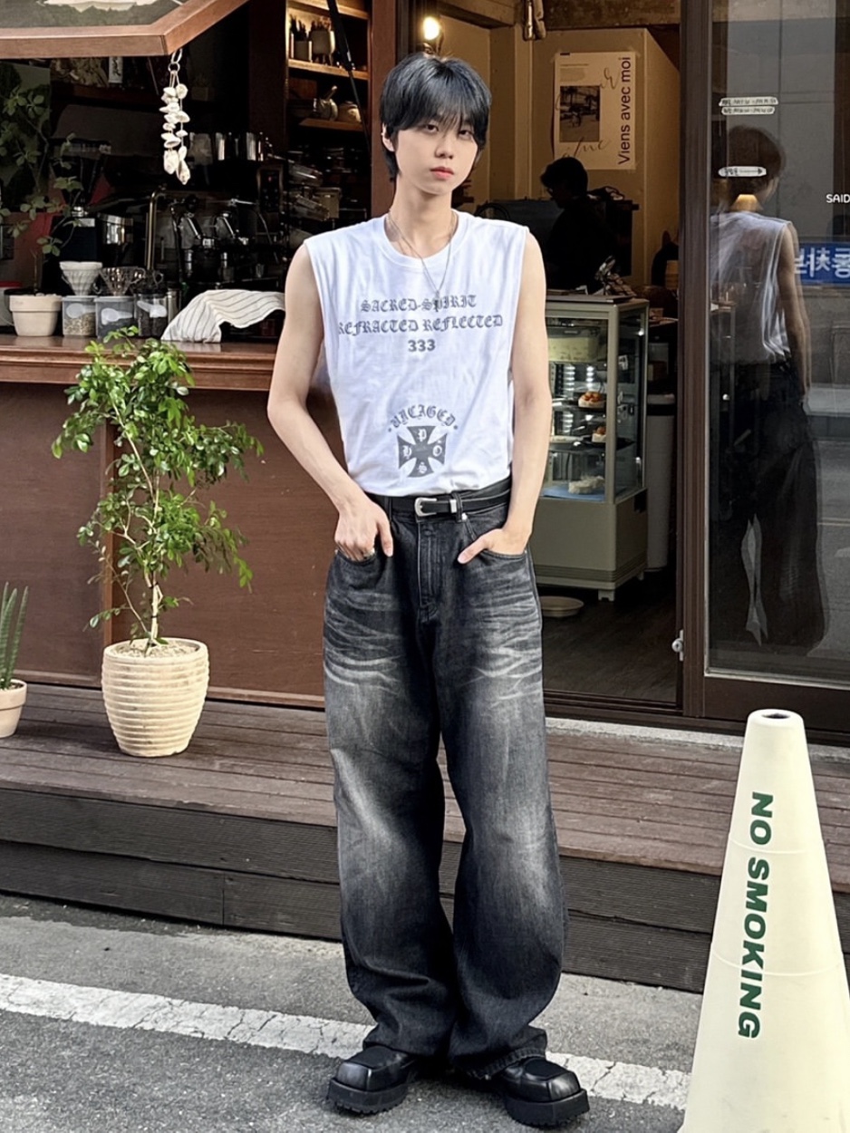 PHOS333 Uncaged Slogan Sleeveless White, PHOS333 Uncaged Slogan Sleeveless Black 착용 스타일 - 1
