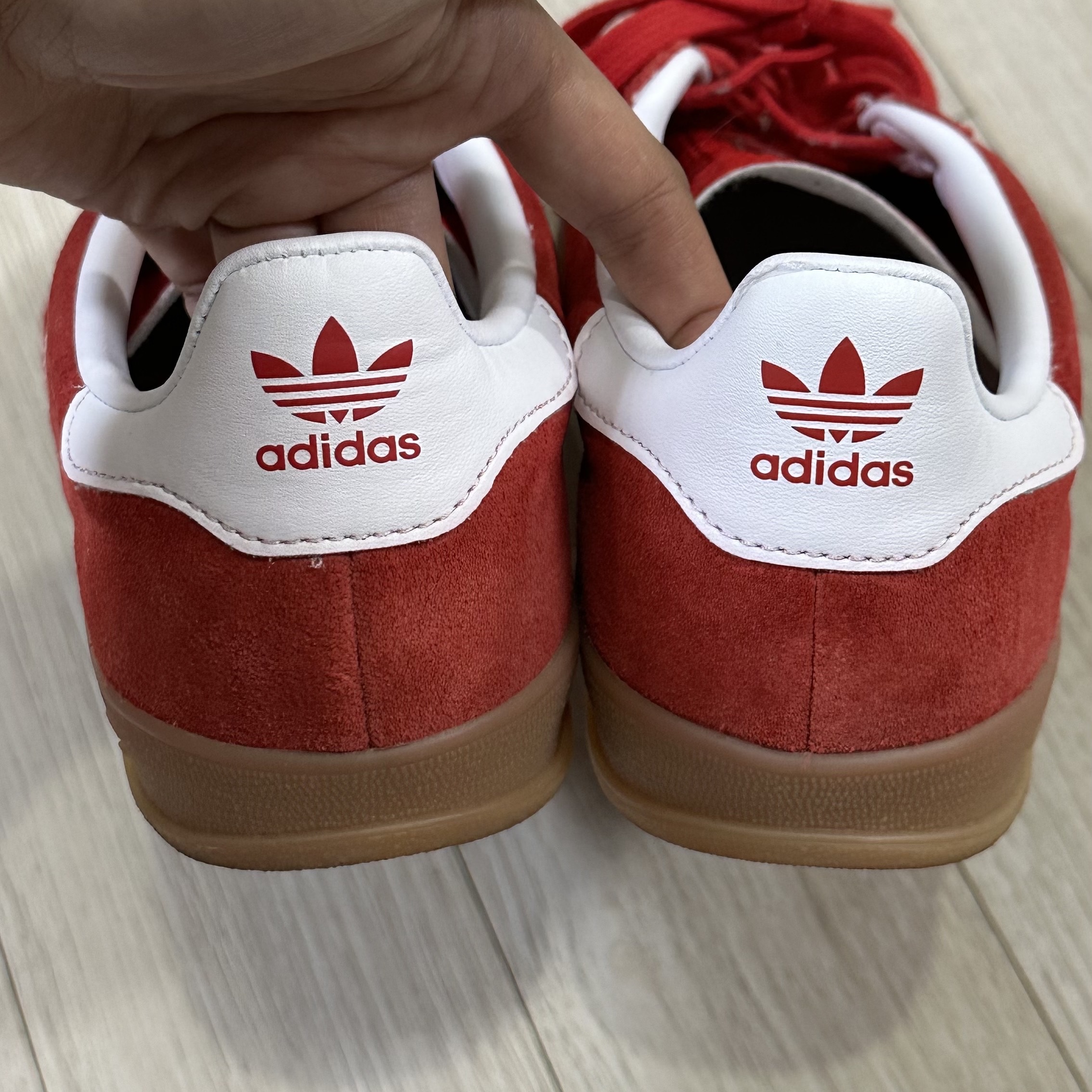 Adidas Gazelle Indoor Better Scarlet Cloud White 착용 스타일