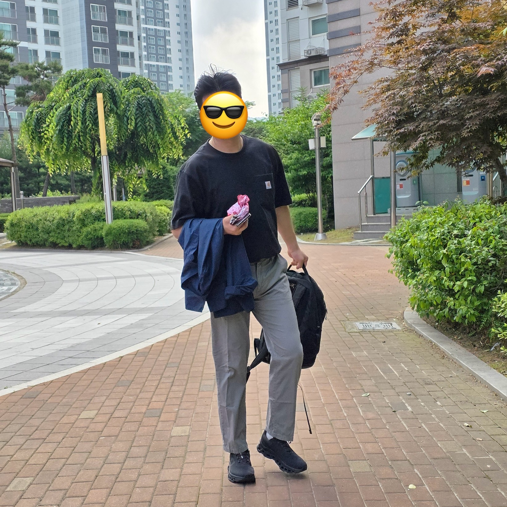 Carhartt Loose Fit Heavyweight Regular Short Sleeve Pocket T-Shirt Black, Arc'teryx Mantis 26 Backpack Black 착용 스타일 - 1