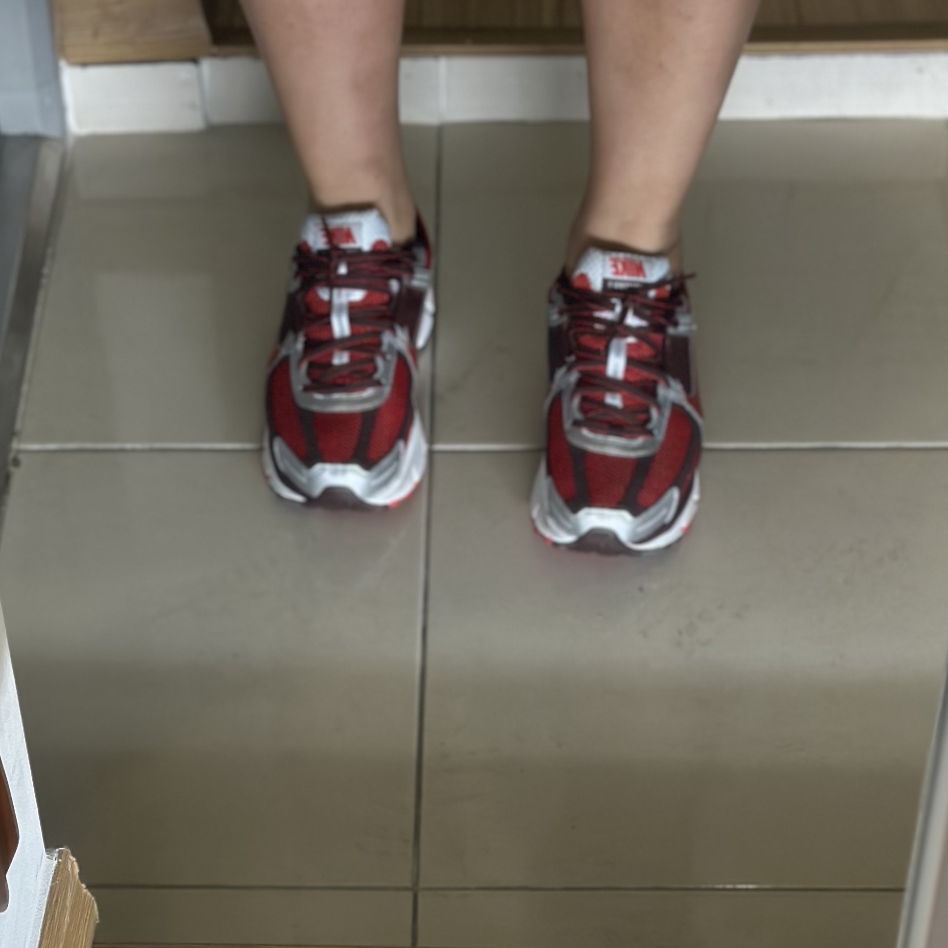(W) Nike Zoom Vomero 5 Mystic Red and Platinum 착용 스타일 - 1