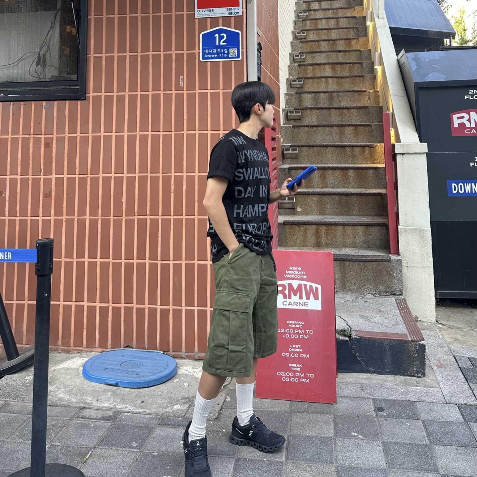 [KREAM 단독] Safarispot Highway Inn T-Shirt Black White, (W) On Running Cloud 5 All Black 착용 스타일
