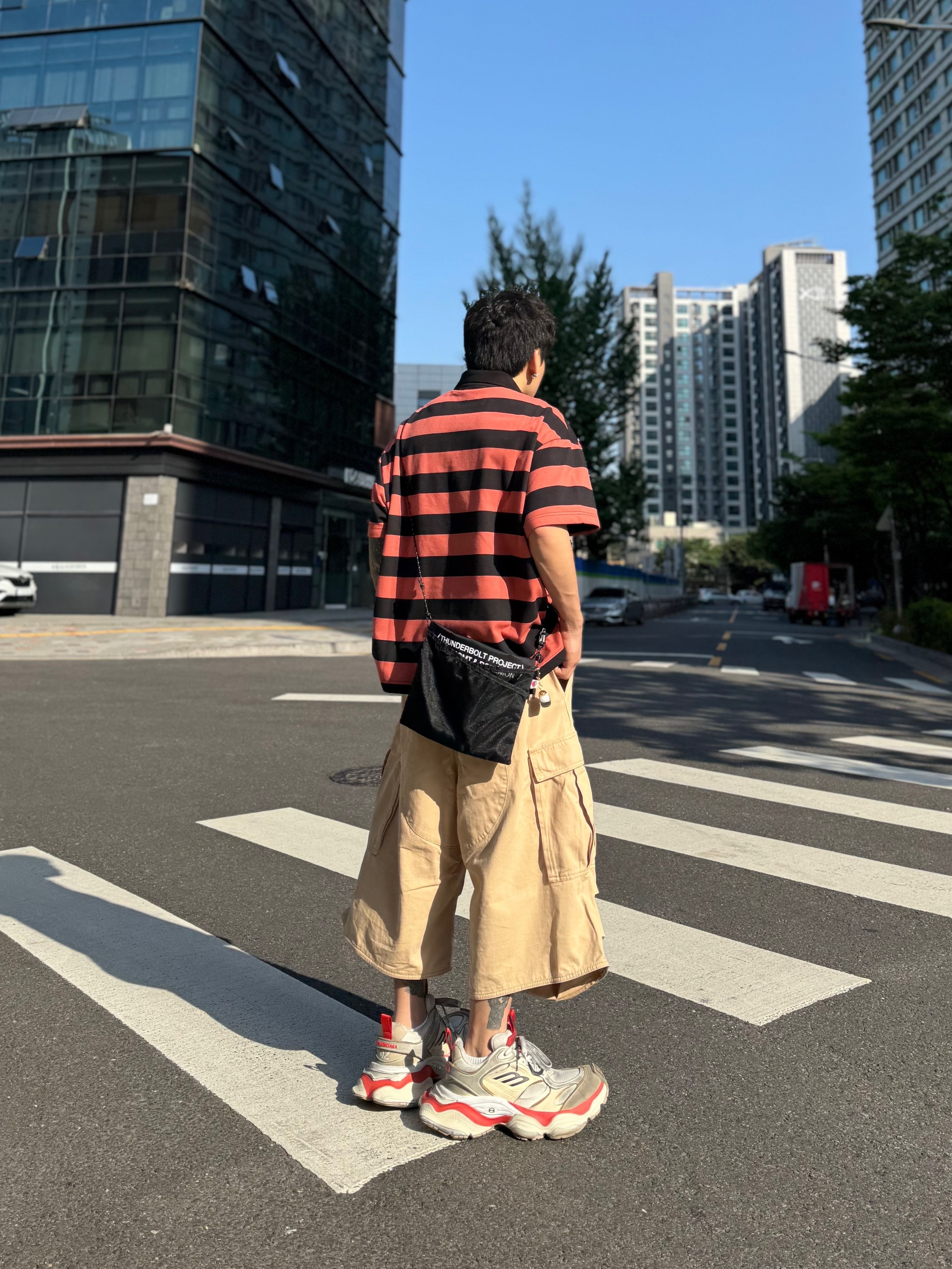 Balenciaga Cargo Sneakers Beige Grey Red 착용 스타일 - 9