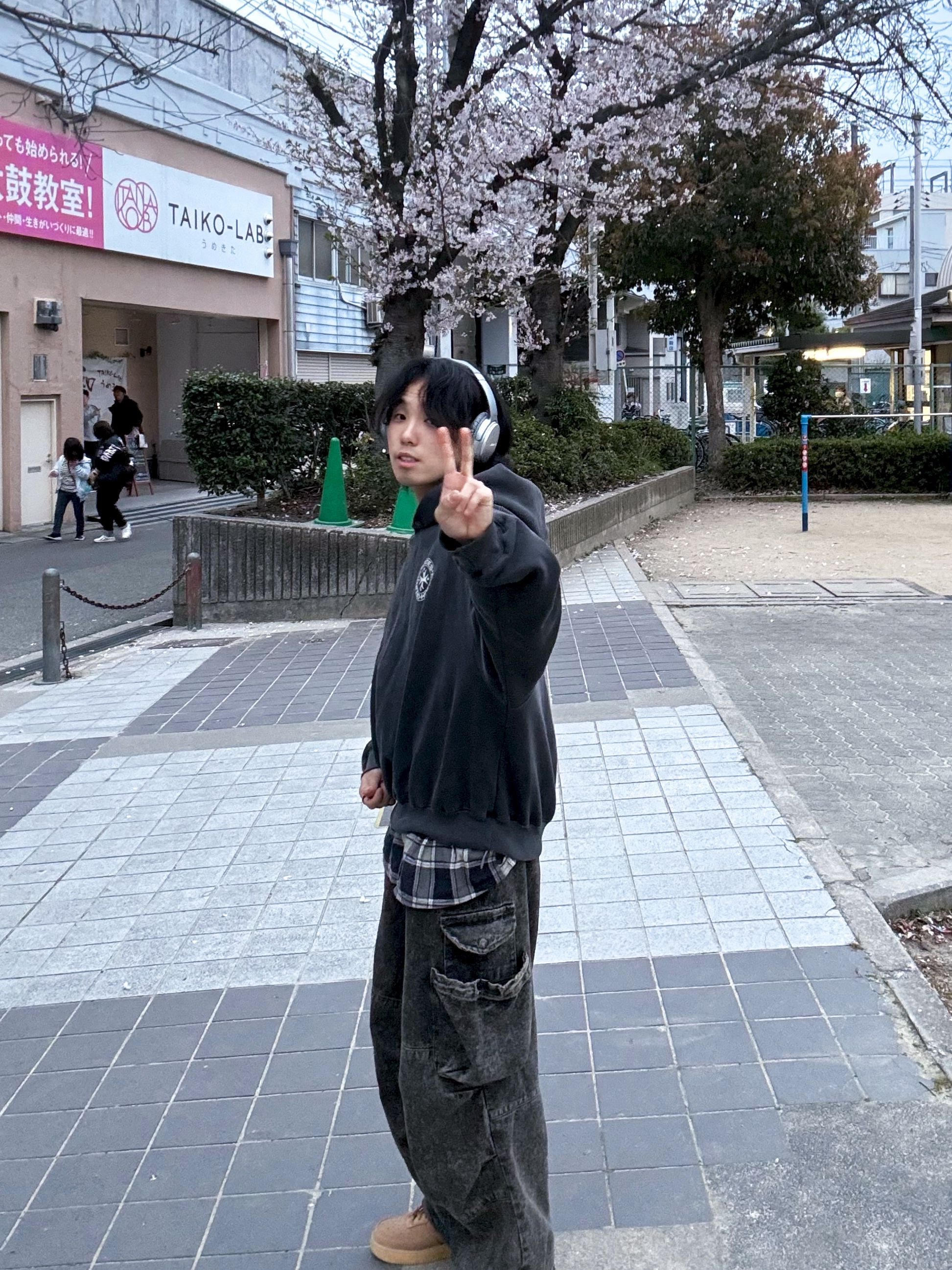 Punch Drunk Parties Circle Logo Garment Dyed Hoodie Charcoal, BOSE QC35 II Silver (Korean Ver.) 착용 스타일 - 3