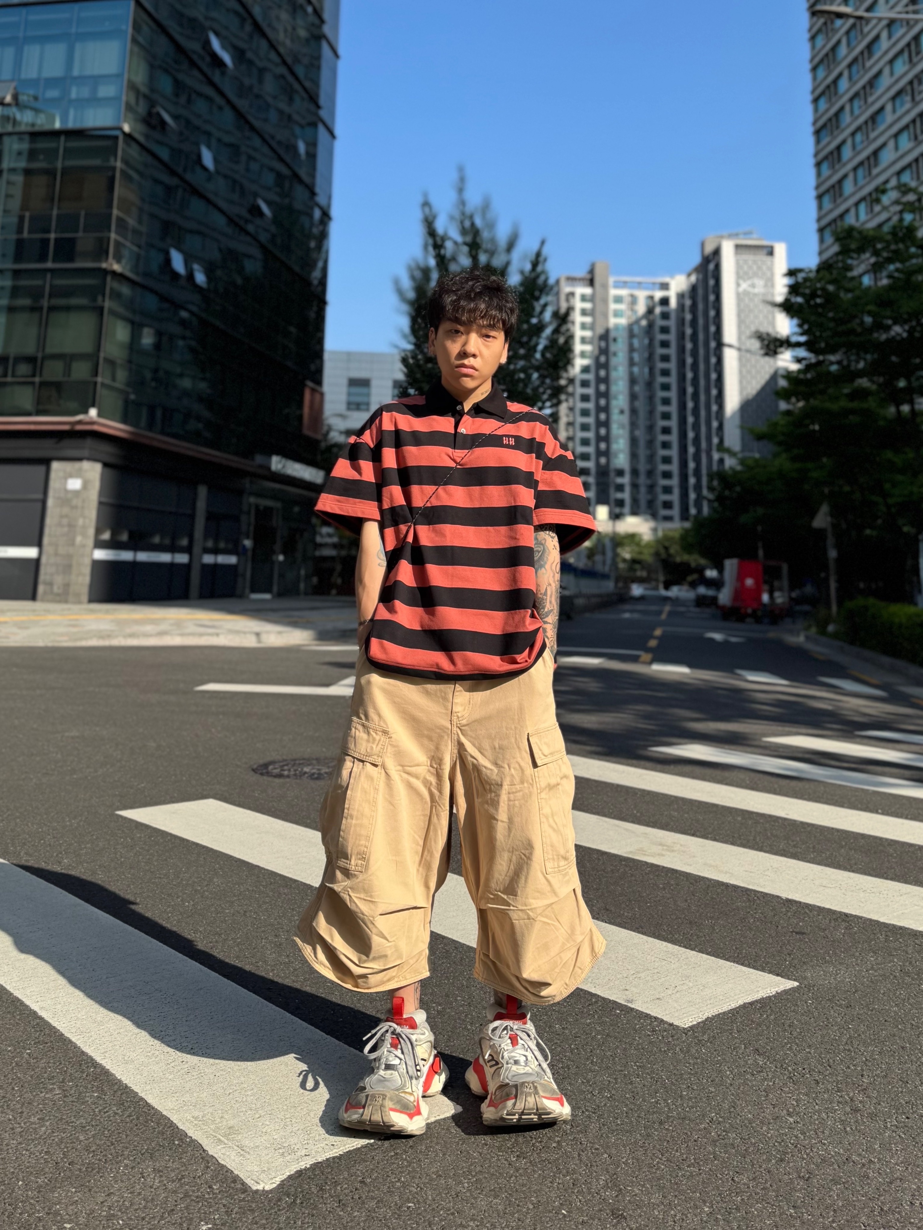 Balenciaga Cargo Sneakers Beige Grey Red 착용 스타일 - 4
