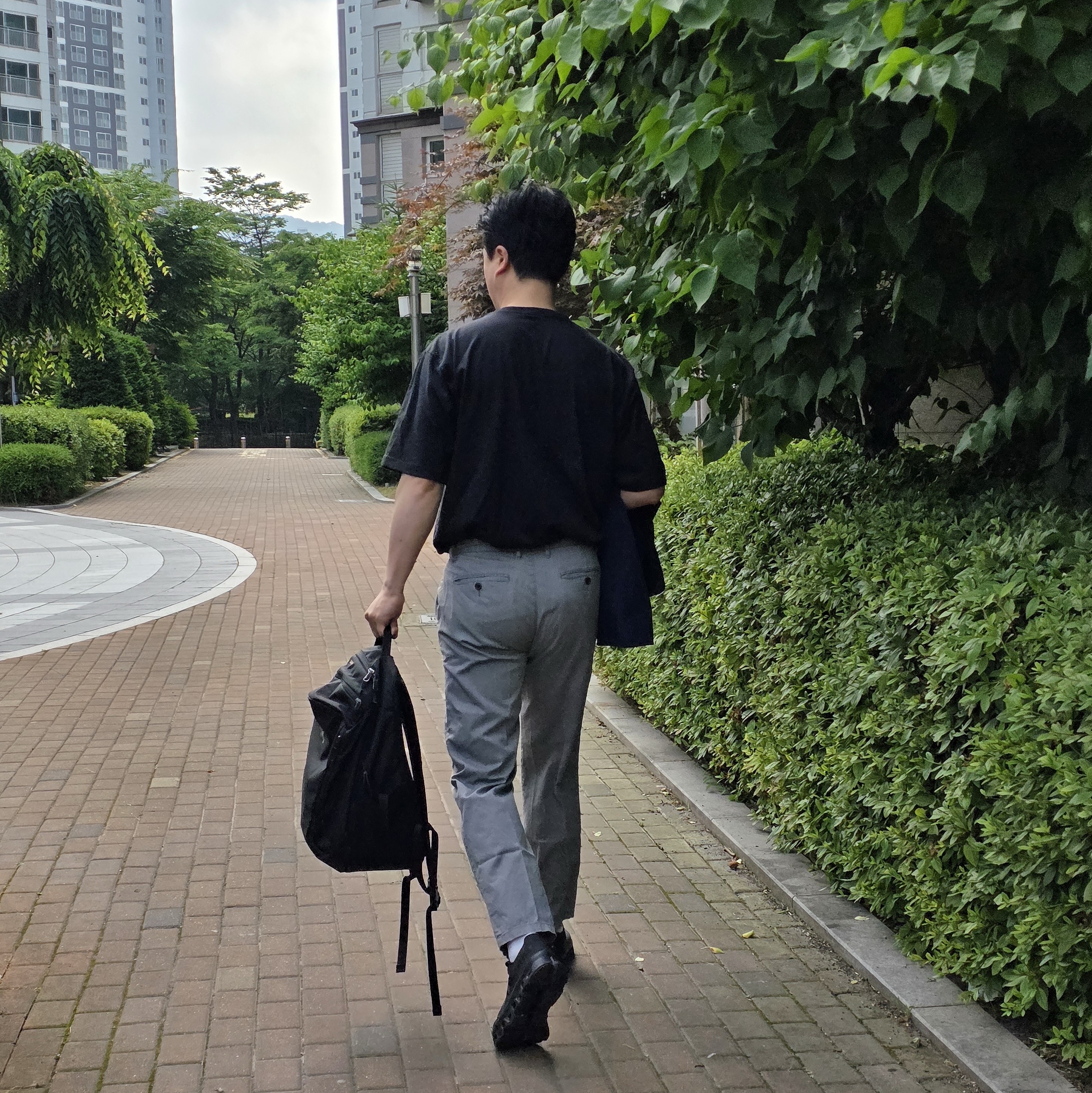 Carhartt Loose Fit Heavyweight Regular Short Sleeve Pocket T-Shirt Black, Arc'teryx Mantis 26 Backpack Black 착용 스타일 - 2